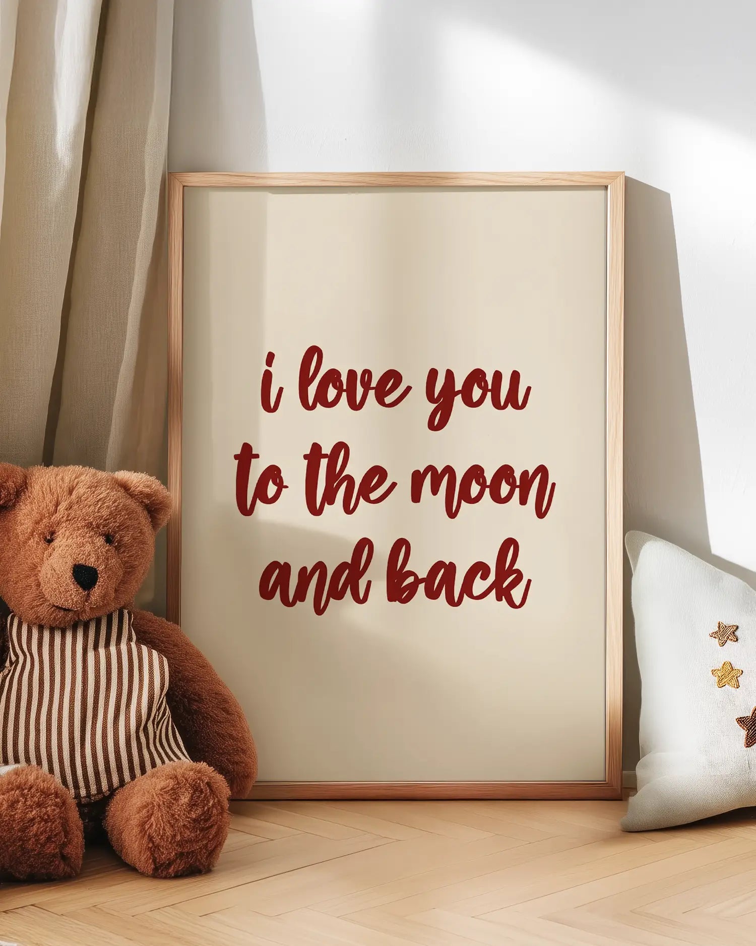 Barntavla med texten "I love you to the moon and back" lutad mot vägg bredvid nalle. En söt och trygg scen som sprider kärlek i barnrummet.