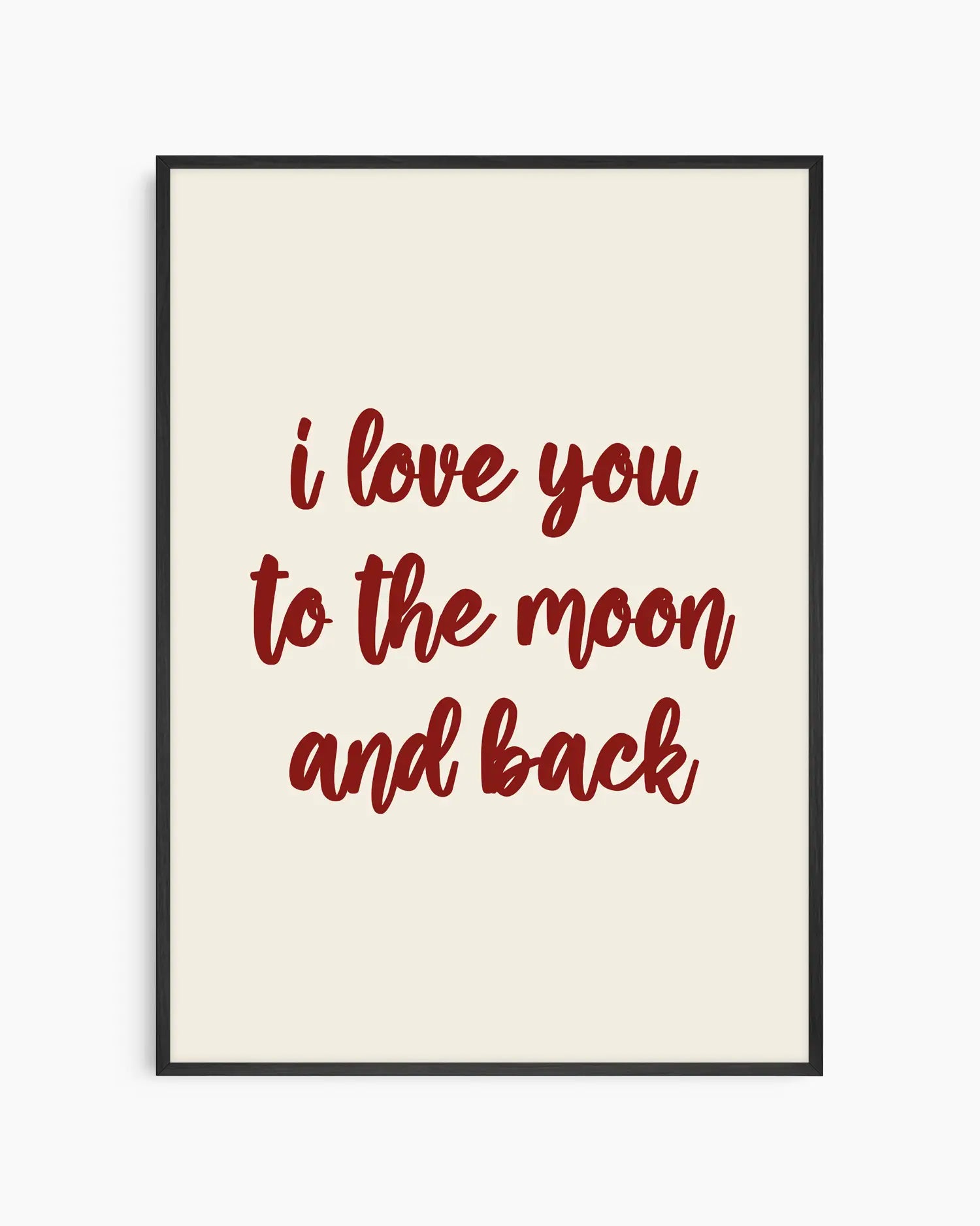 Barntavla med texten "I love you to the moon and back" i mörkröd handskriven stil på ljus beige bakgrund, inramad i svart träram. En klassisk och kärleksfull design.