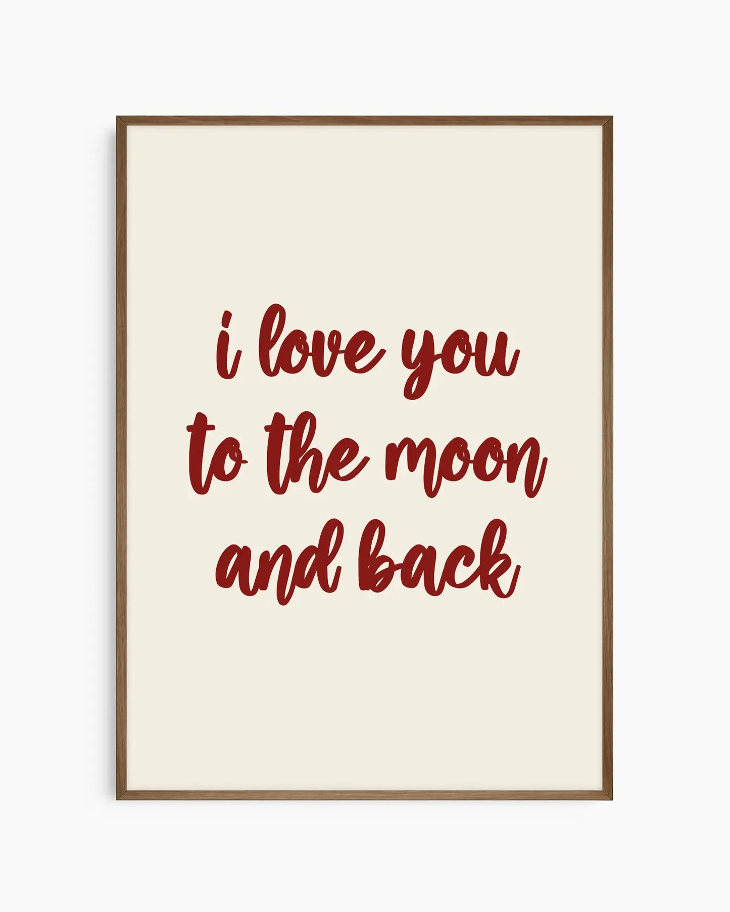 Barntavla med texten "I love you to the moon and back" i mörkröd text på beige bakgrund, inramad i träram i mörk ek. En varm och tidlös väggdekoration fylld med kärlek.