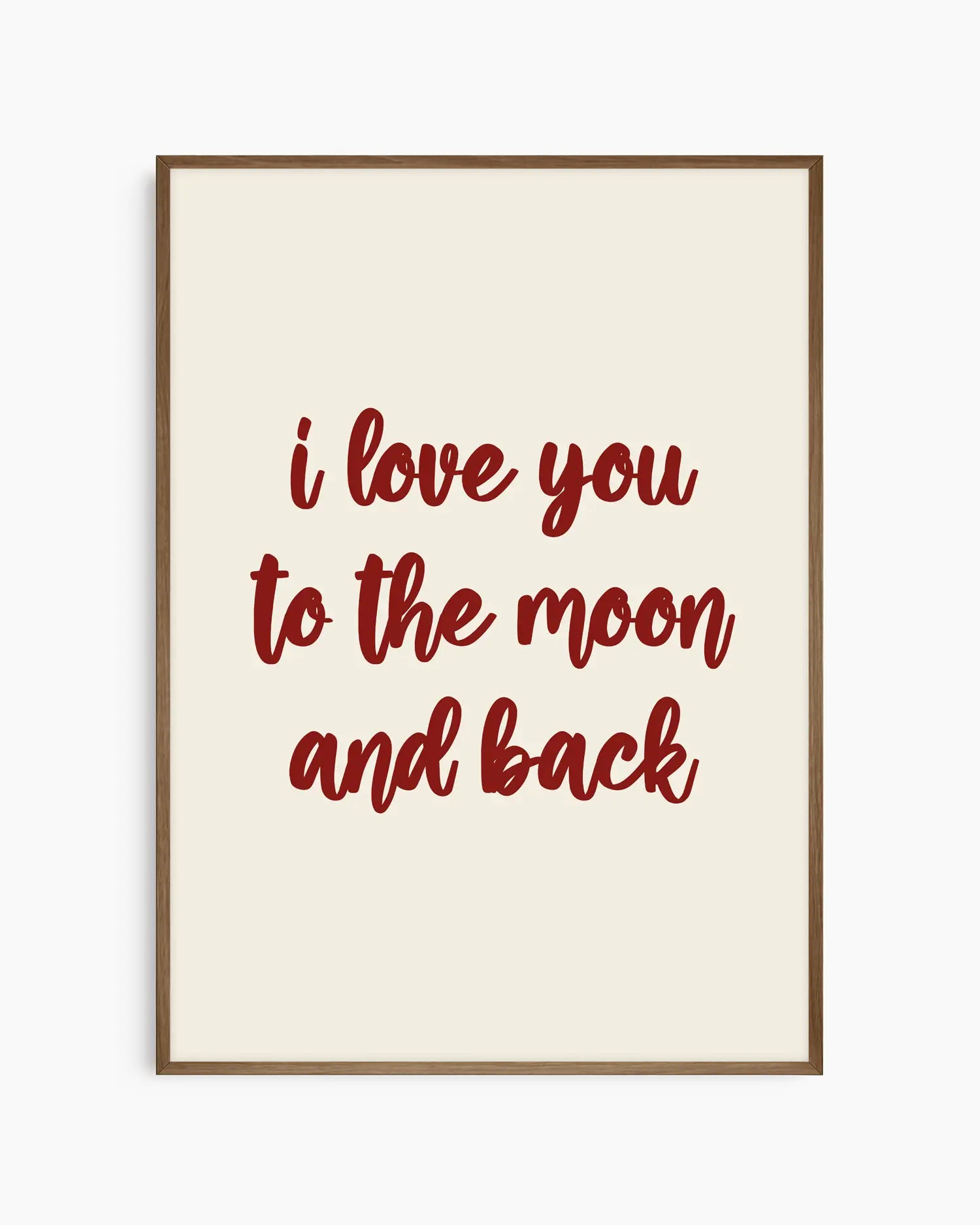 Barntavla med texten "I love you to the moon and back" i mörkröd text på beige bakgrund, inramad i träram i mörk ek. En varm och tidlös väggdekoration fylld med kärlek.