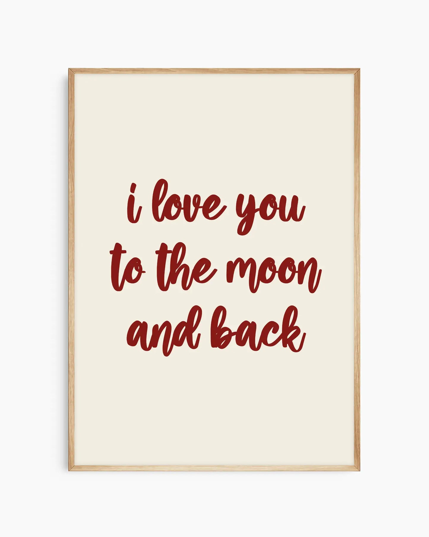 Barntavla med texten "I love you to the moon and back" i mörkröd handskriven stil på beige bakgrund, inramad i ekram. En mjuk och varm väggdekoration för barnrummet.
