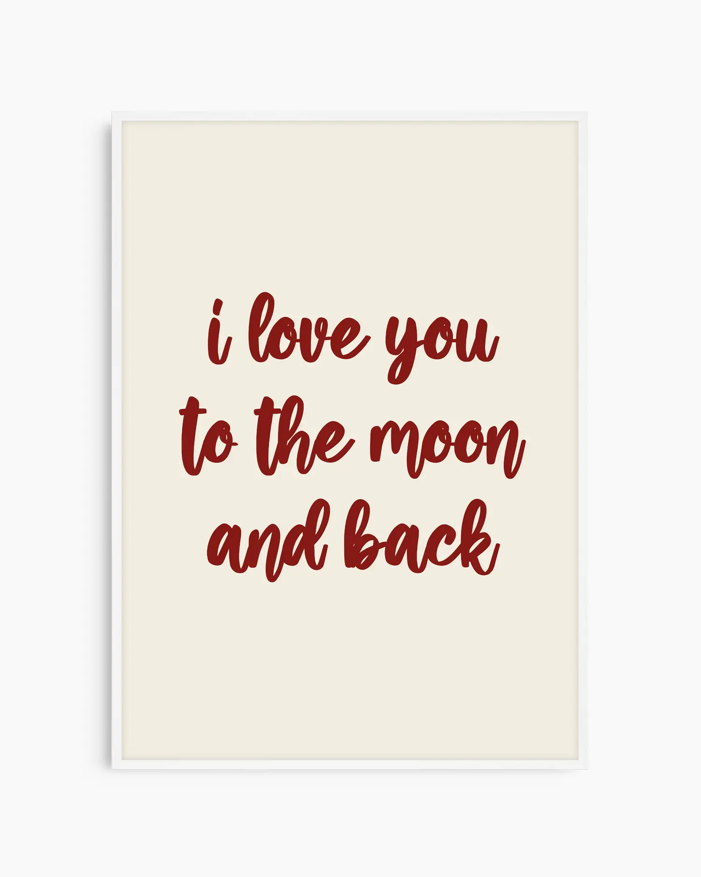 Barntavla med texten "I love you to the moon and back" i mörkröd text på beige bakgrund, inramad i vit träram. En ljus och fin detalj som passar i alla barnrum.