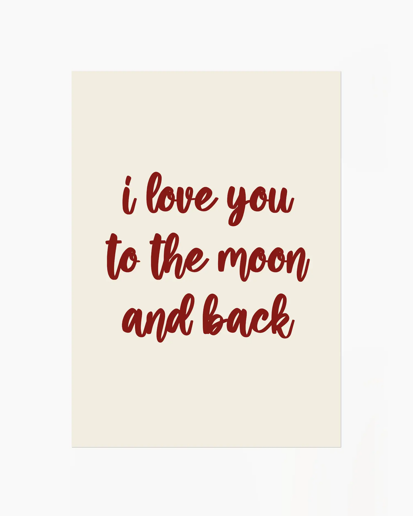 Barntavla med texten "I love you to the moon and back" i mörkröd handskriven stil på beige bakgrund. En tidlös och kärleksfull design.