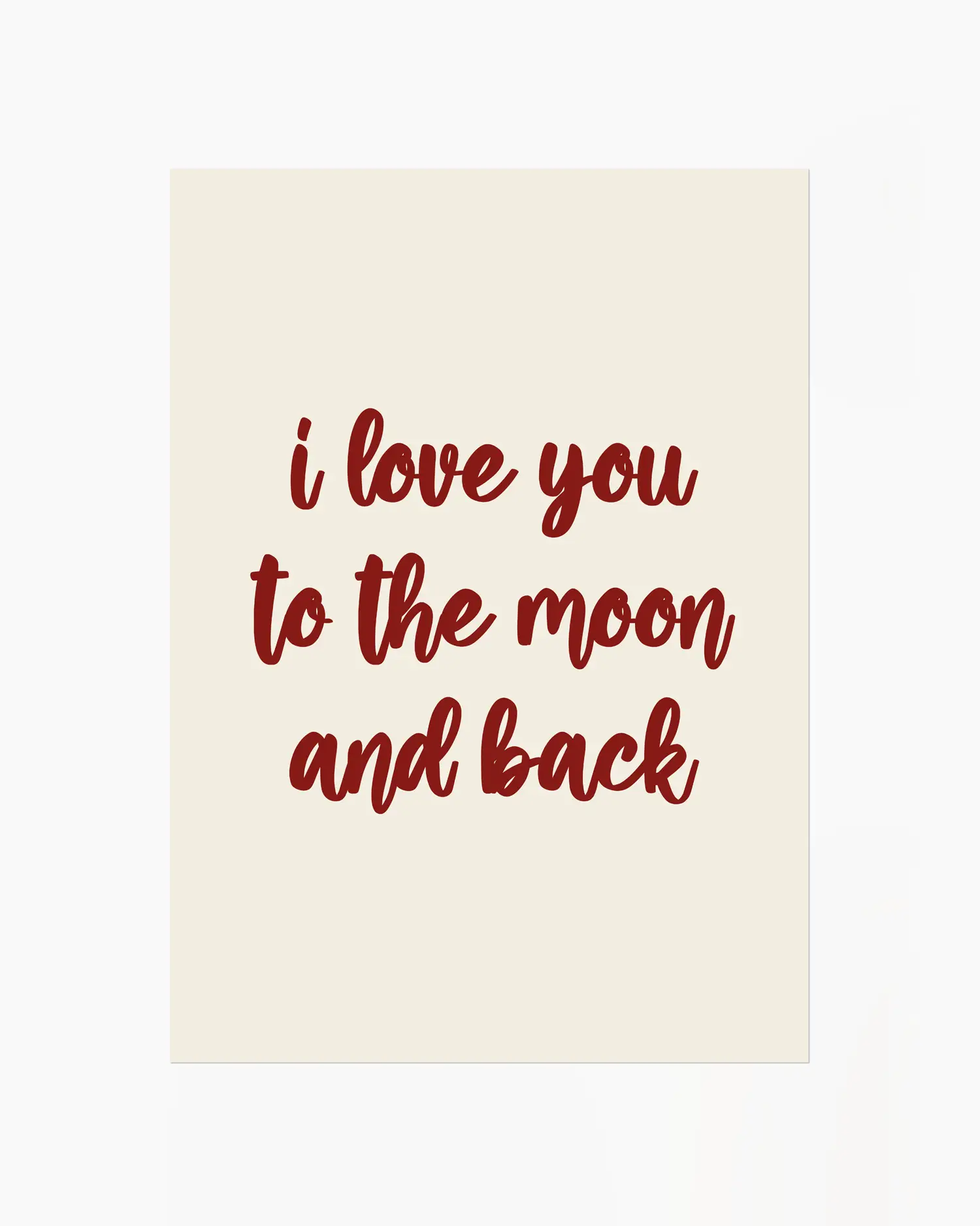 Barntavla med texten "I love you to the moon and back" i mörkröd handskriven stil på beige bakgrund. En tidlös och kärleksfull design.