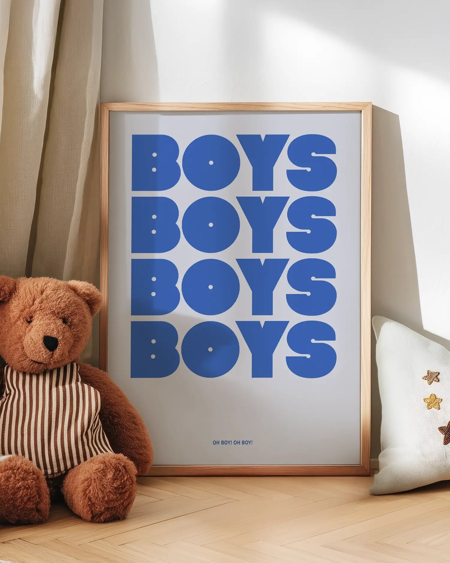 Barntavla med texten "Boys Boys Boys" lutad mot vägg bredvid nalle. En mysig och modern kombination som skapar en lekfull atmosfär.