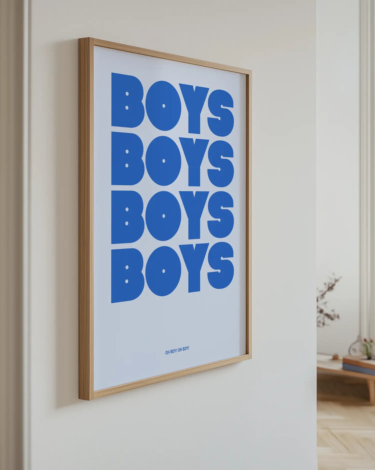 Barntavla med texten "Boys Boys Boys" i blå text på ljusblå bakgrund, upphängd på vägg med ekram. En glad och grafisk detalj som lyfter rummet.