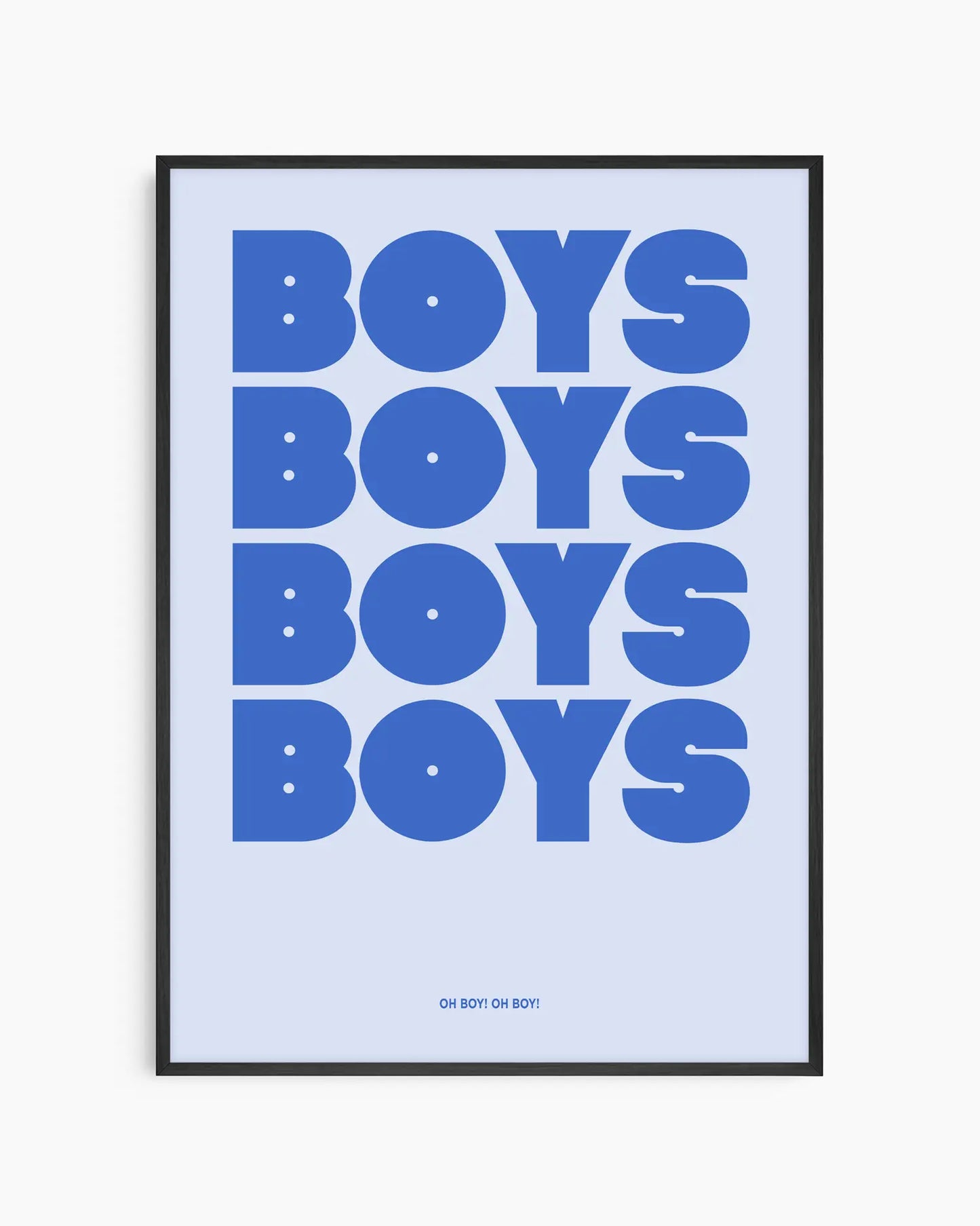 Barntavla med texten "Boys Boys Boys" i stora blå bokstäver på ljusblå bakgrund, inramad i svart träram. En lekfull och grafisk design med retrostil.