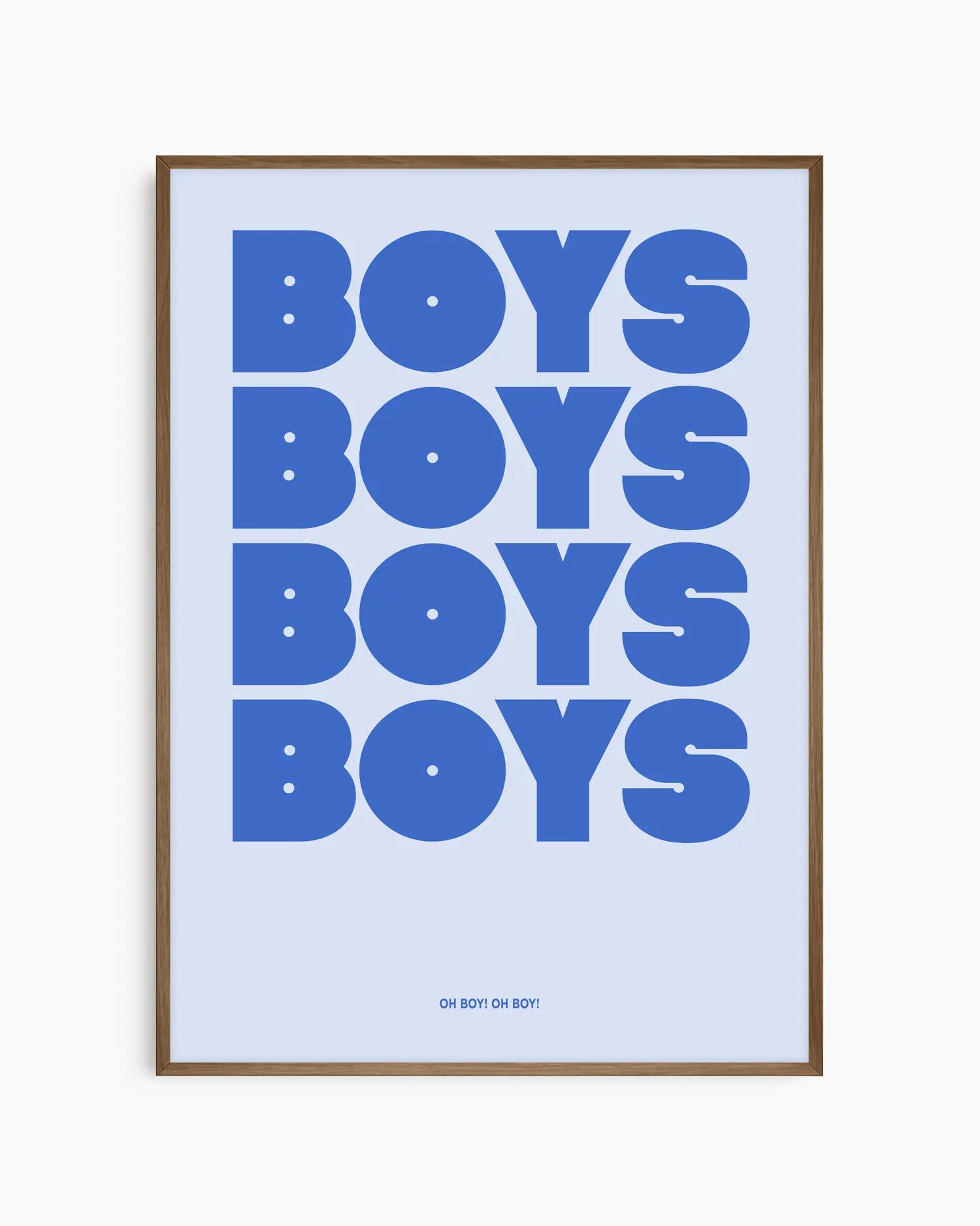 Barntavla med texten "Boys Boys Boys" i blå text på ljusblå bakgrund, inramad i träram i mörk ek. En stilren och modern väggdekoration med pojkrums­känsla.