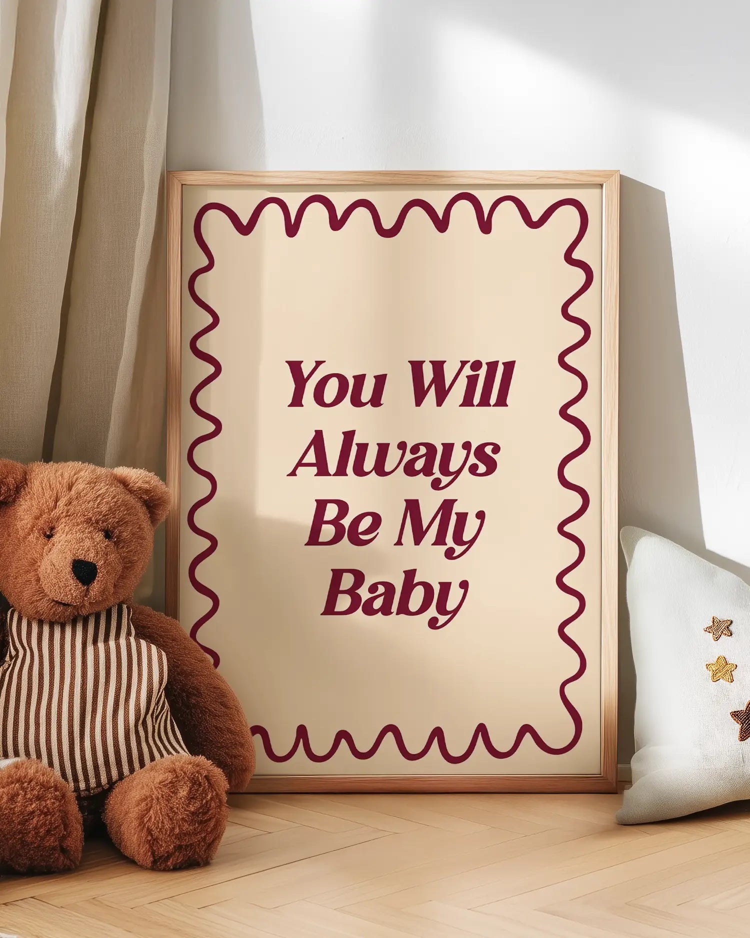 Barntavla med texten "You Will Always Be My Baby" lutad mot vägg bredvid nalle. En mjuk och känslosam detalj som passar perfekt i barnrummet.