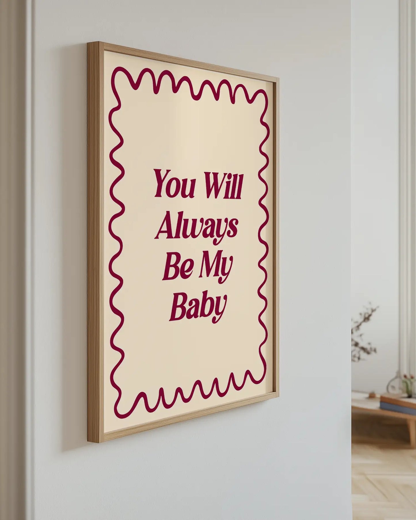 Barntavla med texten "You Will Always Be My Baby" i vinröd text på beige bakgrund, upphängd på vägg med ekram. En harmonisk och tidlös inredningsdetalj.