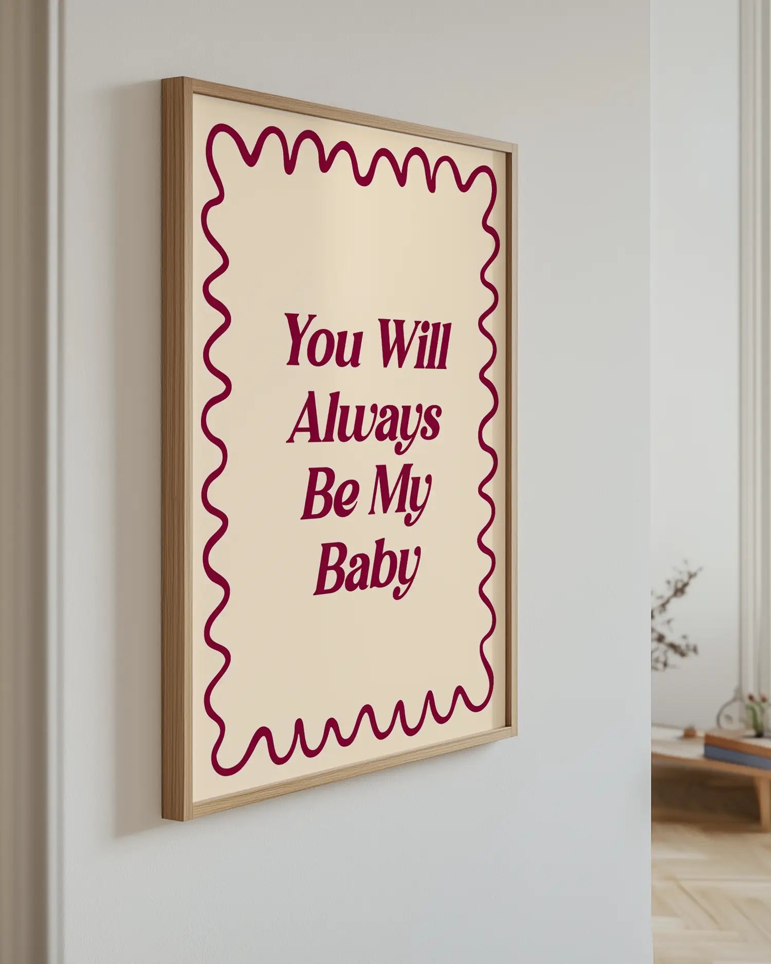 Barntavla med texten "You Will Always Be My Baby" i vinröd text på beige bakgrund, upphängd på vägg med ekram. En harmonisk och tidlös inredningsdetalj.