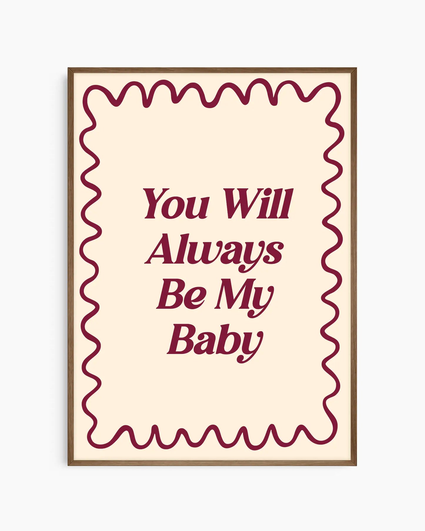 Barntavla med texten "You Will Always Be My Baby" i vinröd text med dekorativ vågig ram, inramad i mörk träram. En varm och nostalgisk väggdetalj.