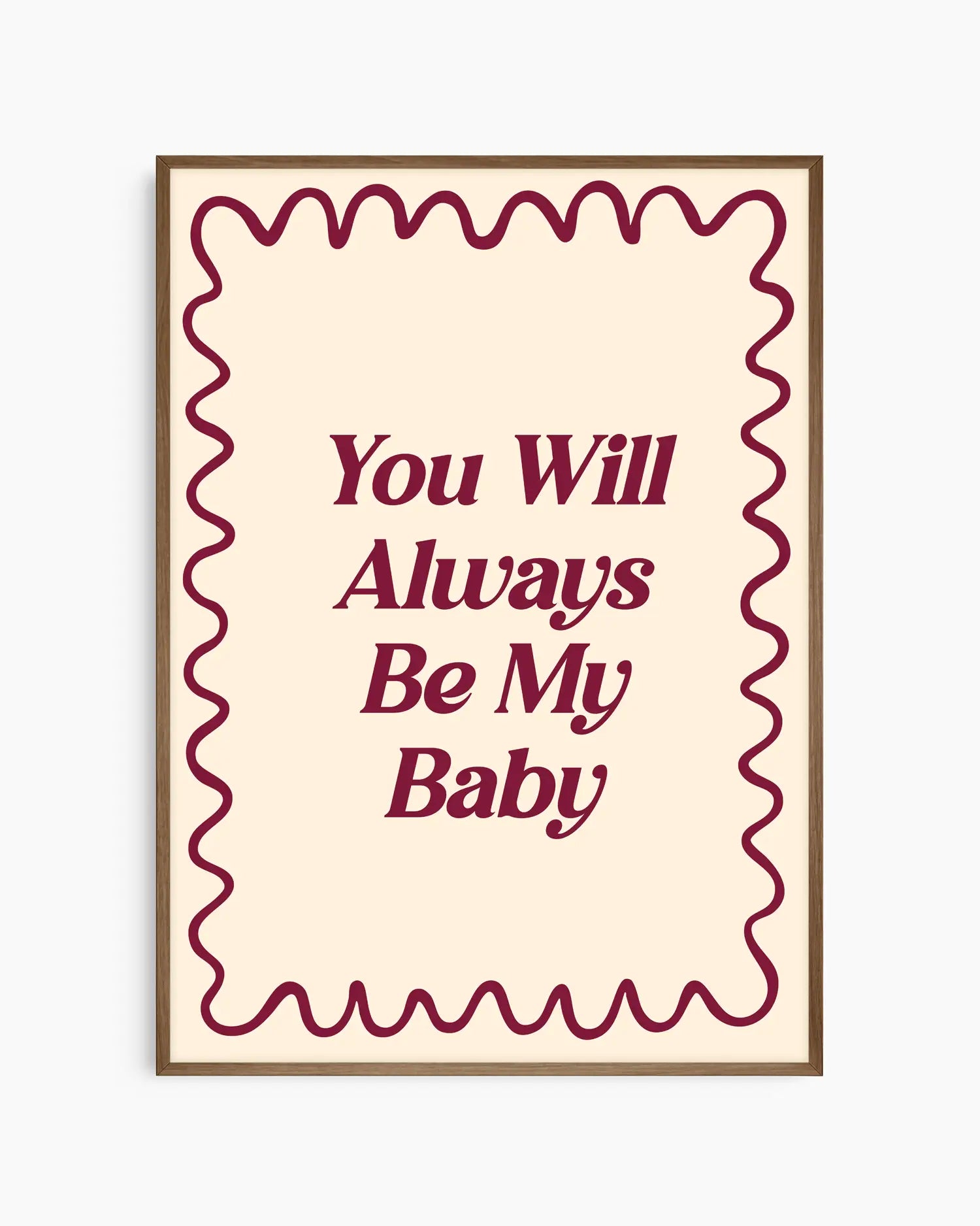 Barntavla med texten "You Will Always Be My Baby" i vinröd text med dekorativ vågig ram, inramad i mörk träram. En varm och nostalgisk väggdetalj.