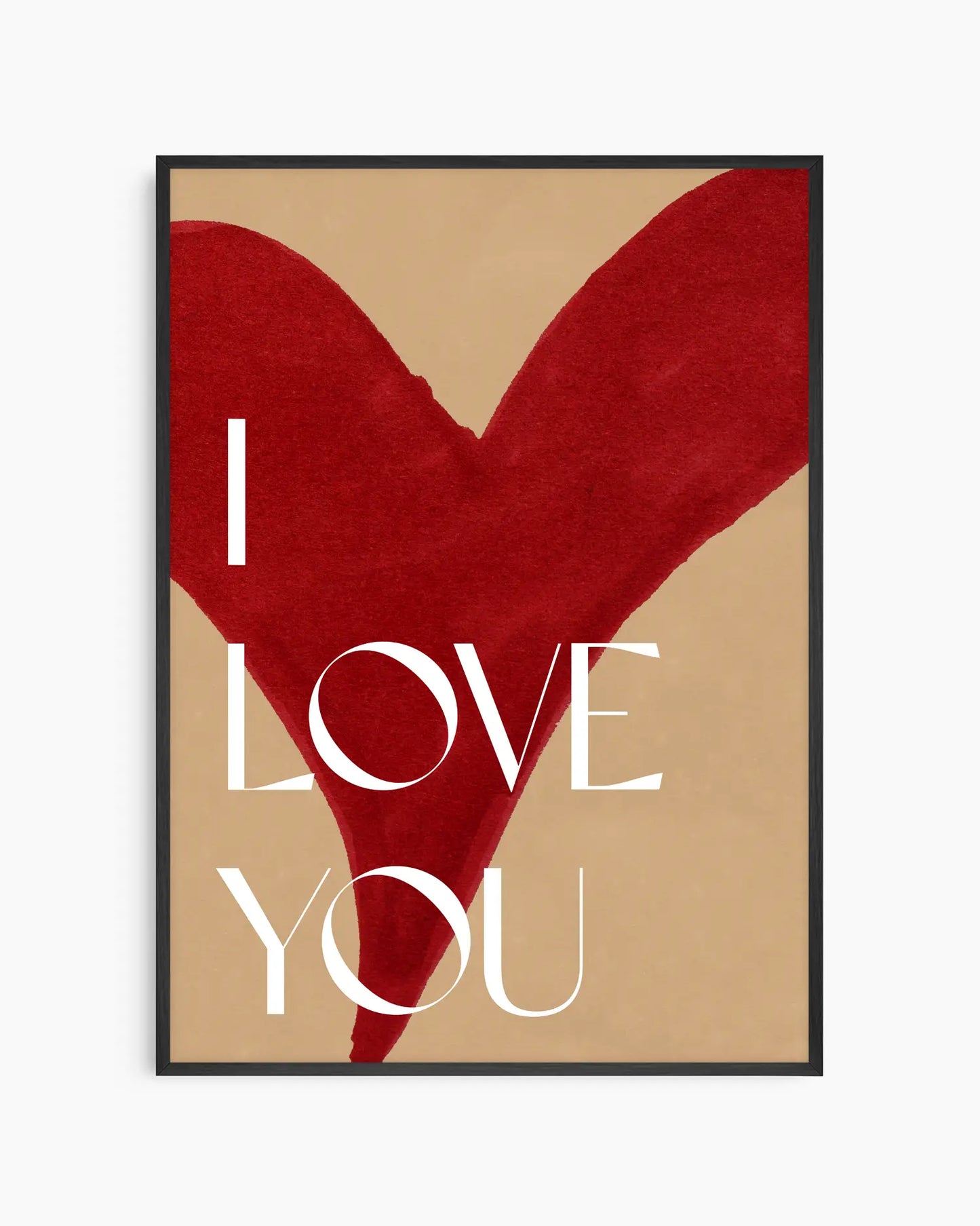 Barntavla med texten "I Love You" i vit elegant text över ett stort handmålat rött hjärta på beige bakgrund, inramad i svart träram. En varm och tidlös design fylld av kärlek.