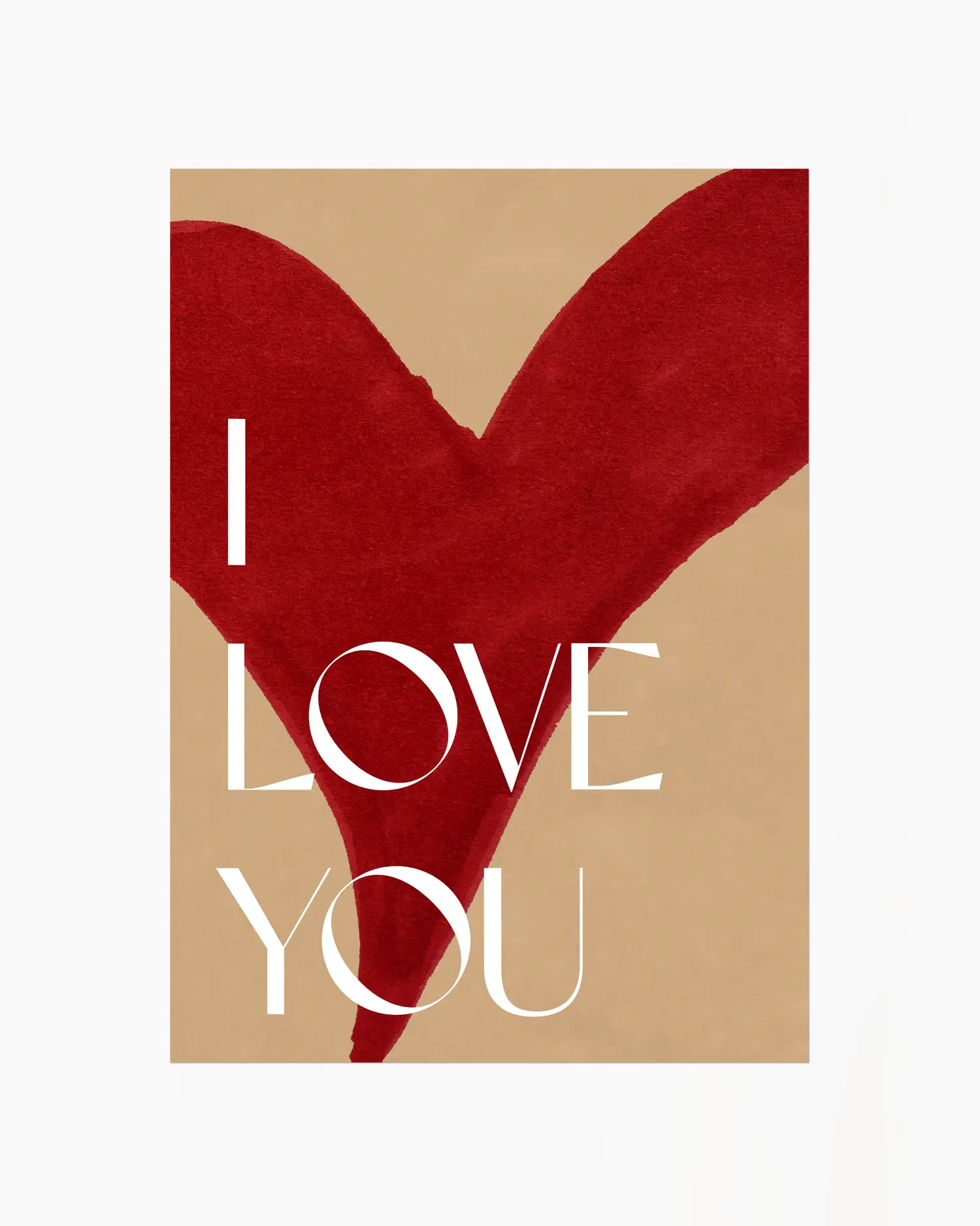 Barntavla med texten "I Love You" i vit text över ett stort rött handmålat hjärta på beige bakgrund. En varm och minimalistisk kärleksdesign.