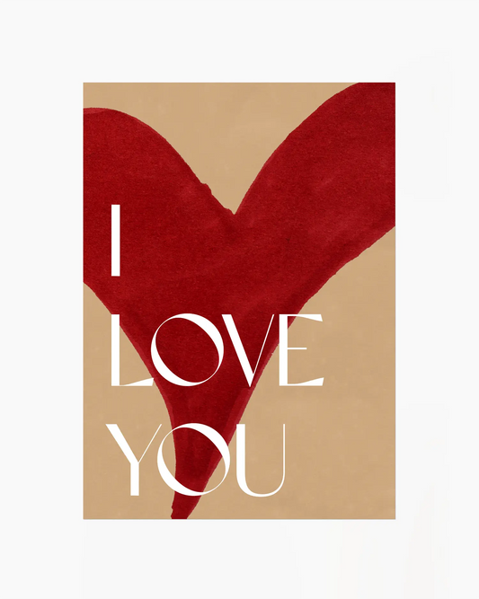 Barntavla med texten "I Love You" i vit text över ett stort rött handmålat hjärta på beige bakgrund. En varm och minimalistisk kärleksdesign.