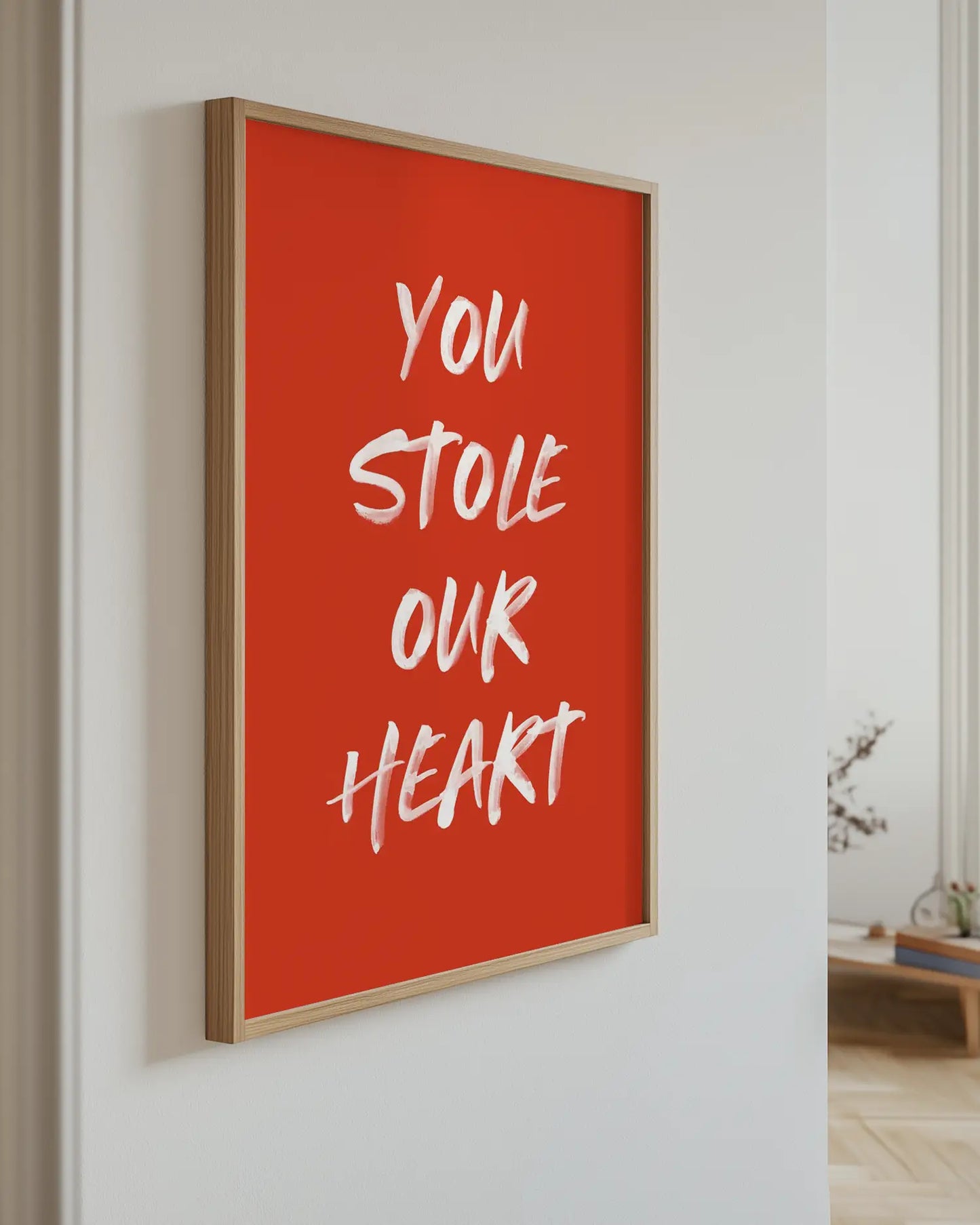 Barntavla med texten "You Stole Our Heart" i vit text mot terrakotta bakgrund, upphängd på vägg med ekram. En stilren detalj med varm karaktär.