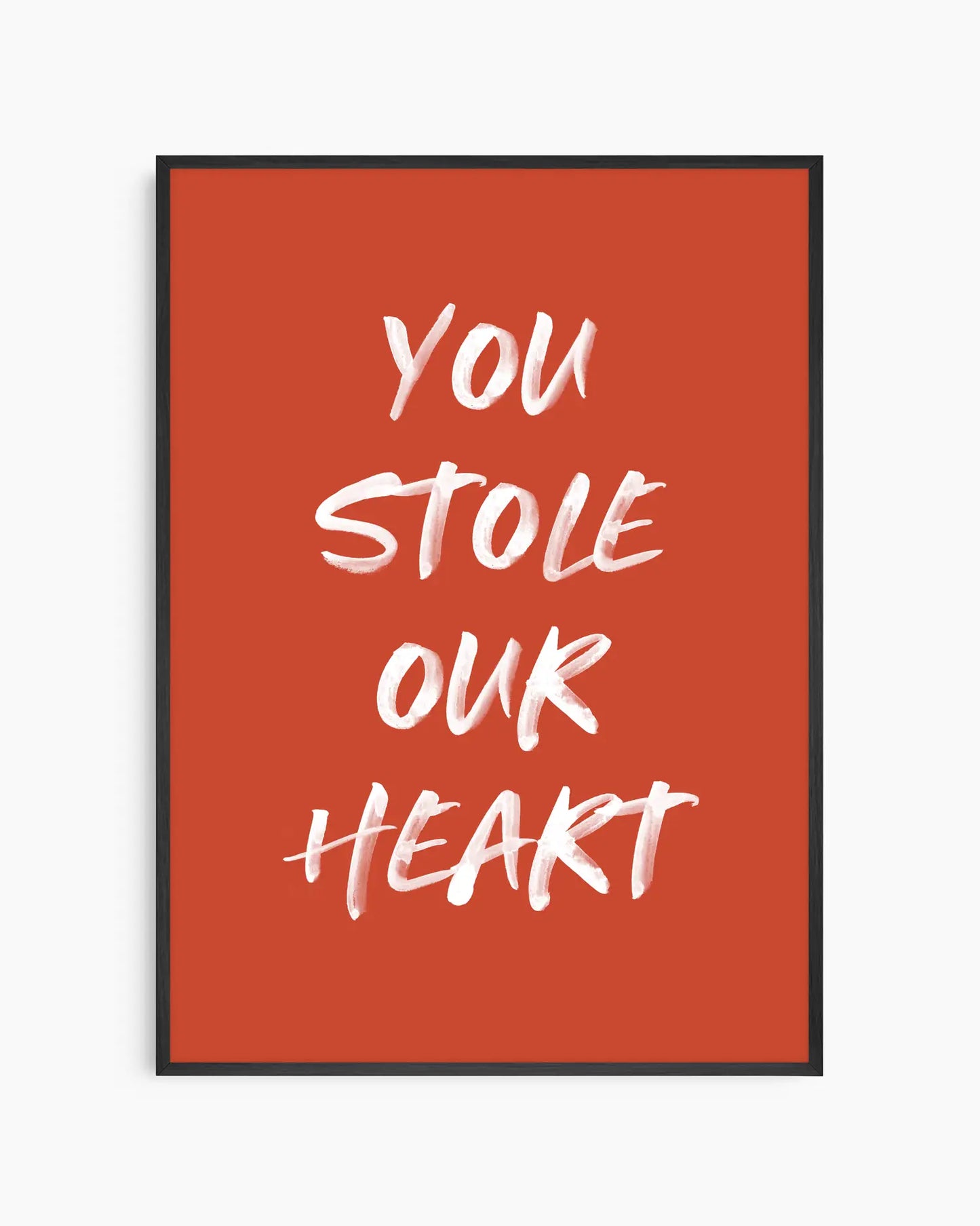 Barntavla med texten "You Stole Our Heart" i vit penselstil mot terrakottafärgad bakgrund, inramad i svart träram. En varm och kärleksfull design med modern känsla.