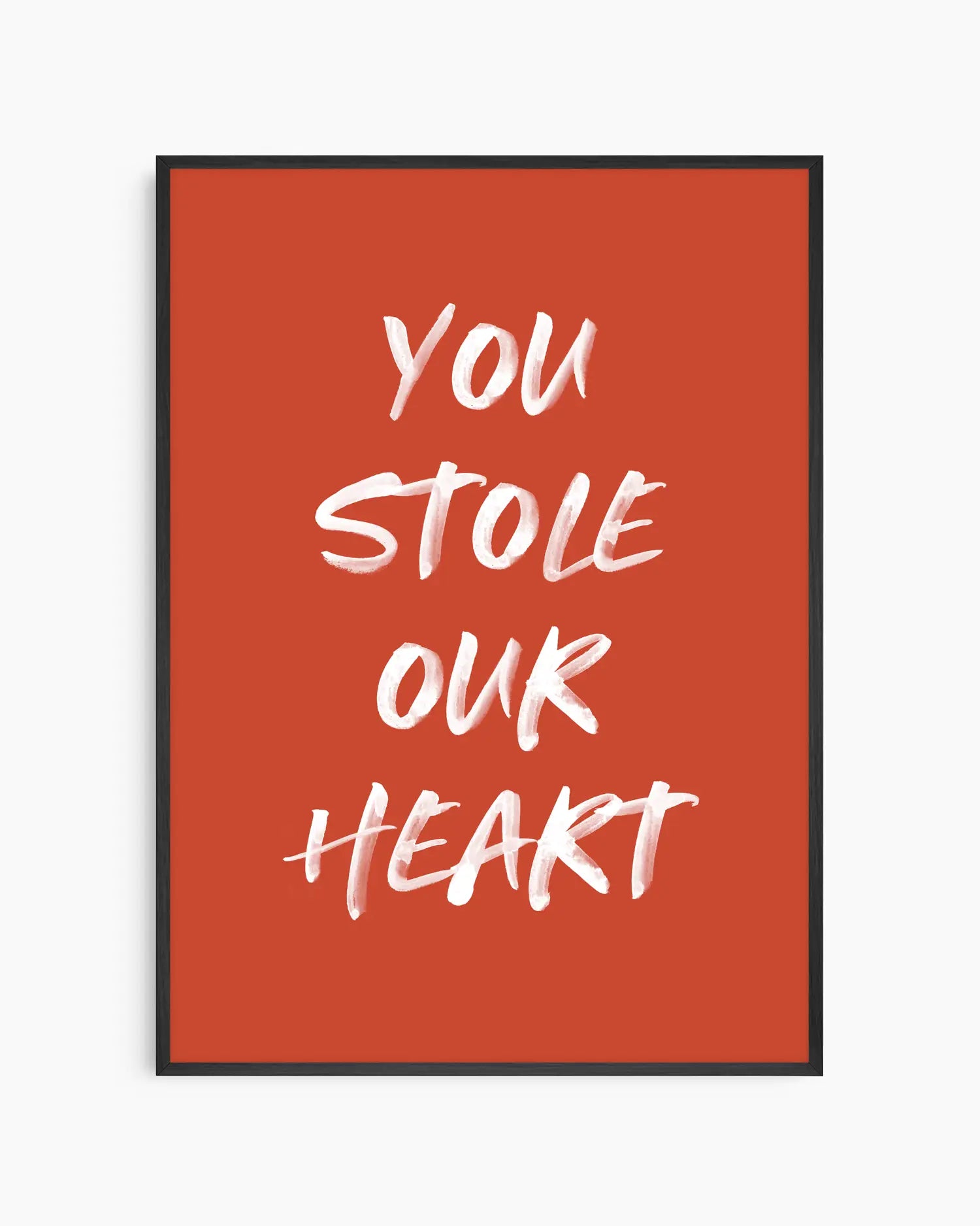 Barntavla med texten "You Stole Our Heart" i vit penselstil mot terrakottafärgad bakgrund, inramad i svart träram. En varm och kärleksfull design med modern känsla.