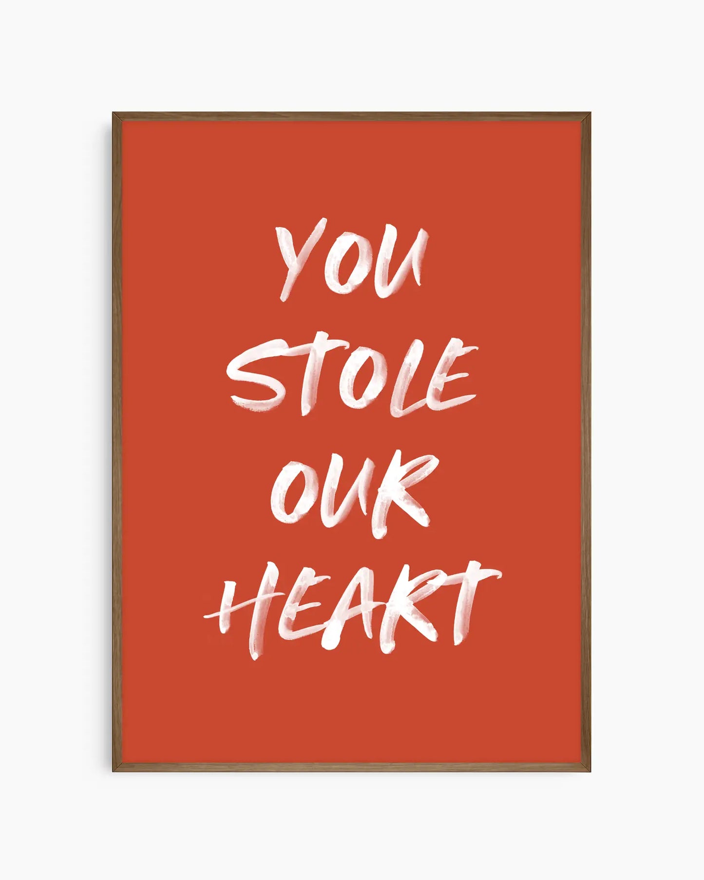 Barntavla med texten "You Stole Our Heart" i vit text mot terrakotta bakgrund, inramad i mörk träram. En elegant och hjärtlig detalj till barnrummet.