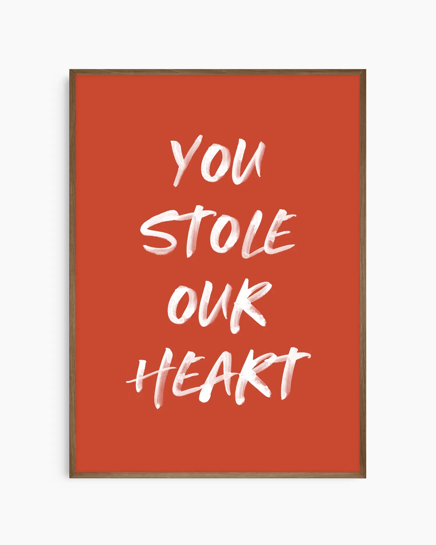 Barntavla med texten "You Stole Our Heart" i vit text mot terrakotta bakgrund, inramad i mörk träram. En elegant och hjärtlig detalj till barnrummet.