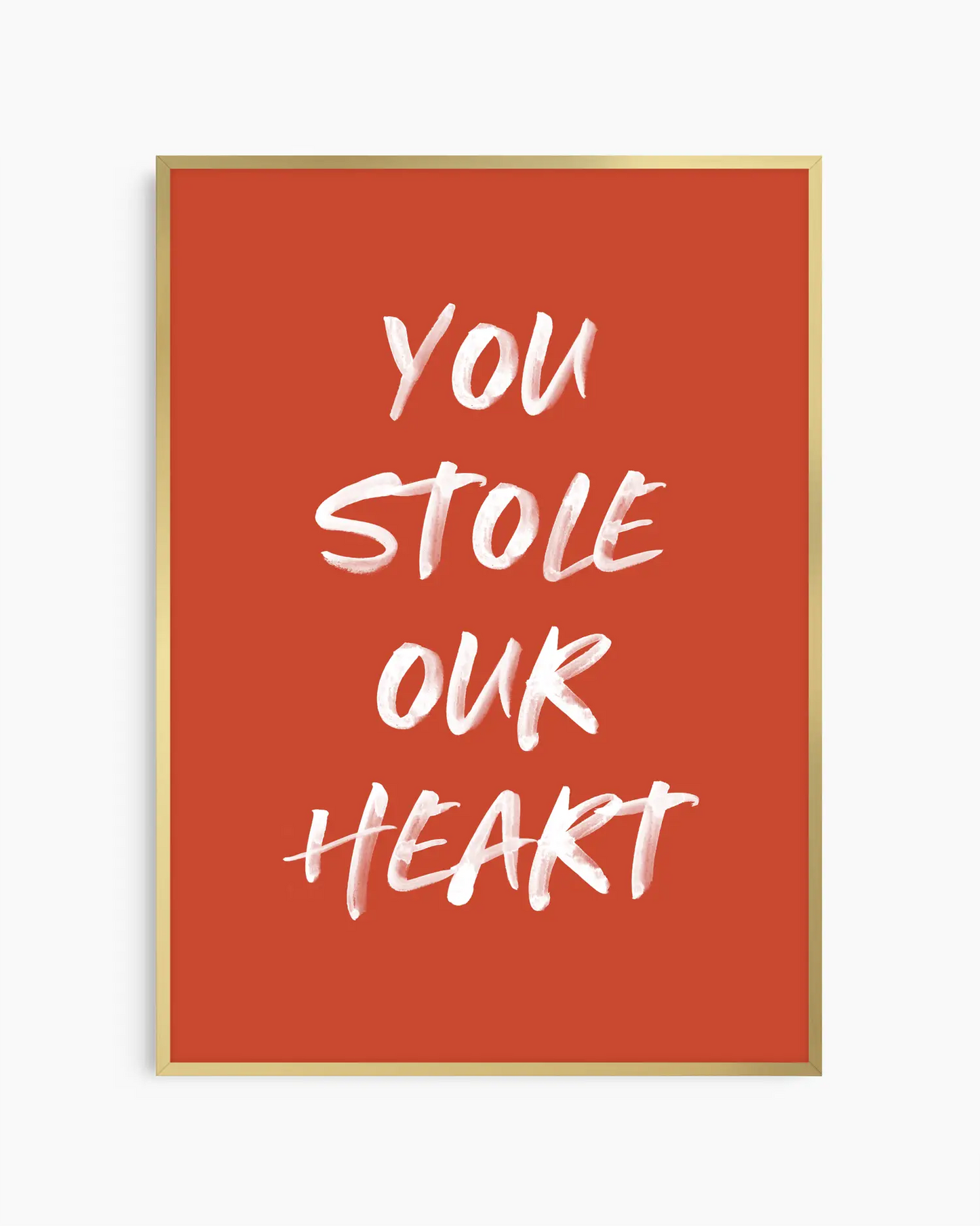 Barntavla med texten "You Stole Our Heart" i vit penselstil mot varm terrakotta bakgrund, inramad i guld aluminiumram. En romantisk och stilfull väggdekoration.