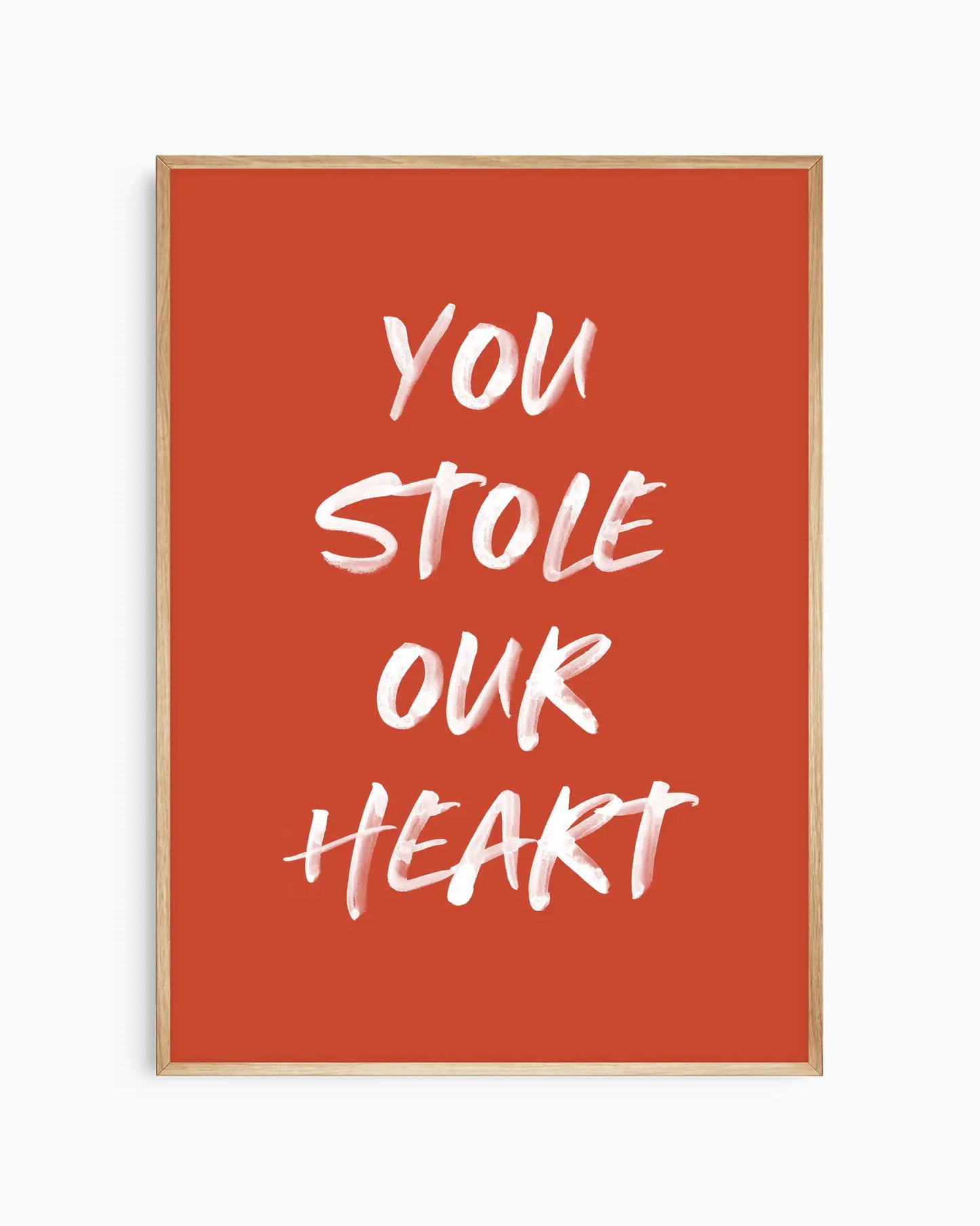 Barntavla med texten "You Stole Our Heart" i vit text mot terrakotta bakgrund, inramad i ekram. En naturlig och harmonisk design med varm ton.