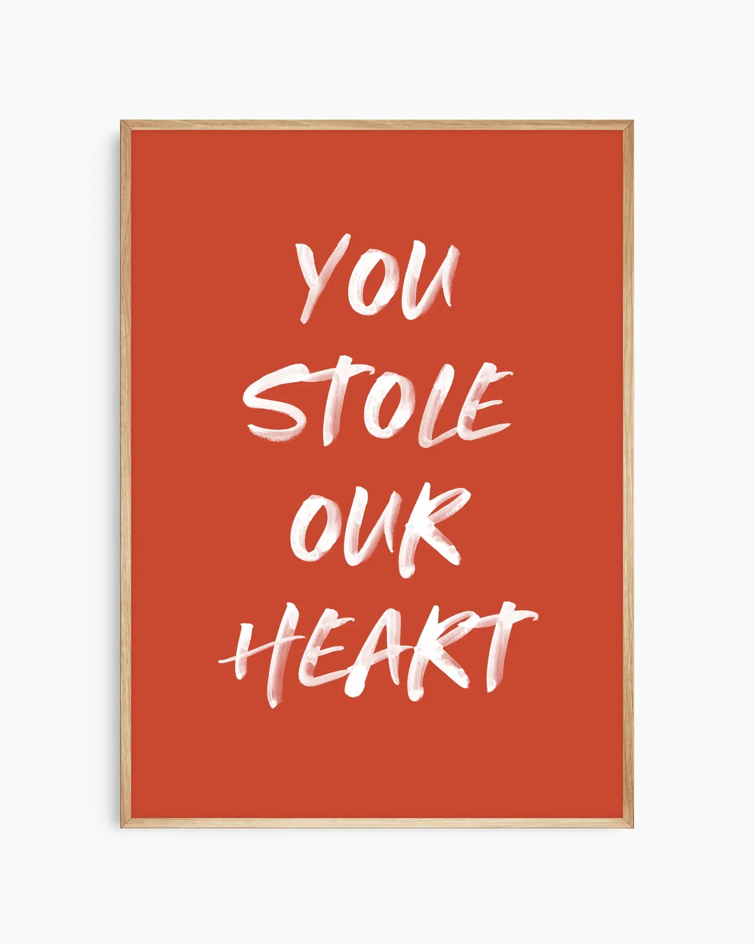 Barntavla med texten "You Stole Our Heart" i vit text mot terrakotta bakgrund, inramad i ekram. En naturlig och harmonisk design med varm ton.