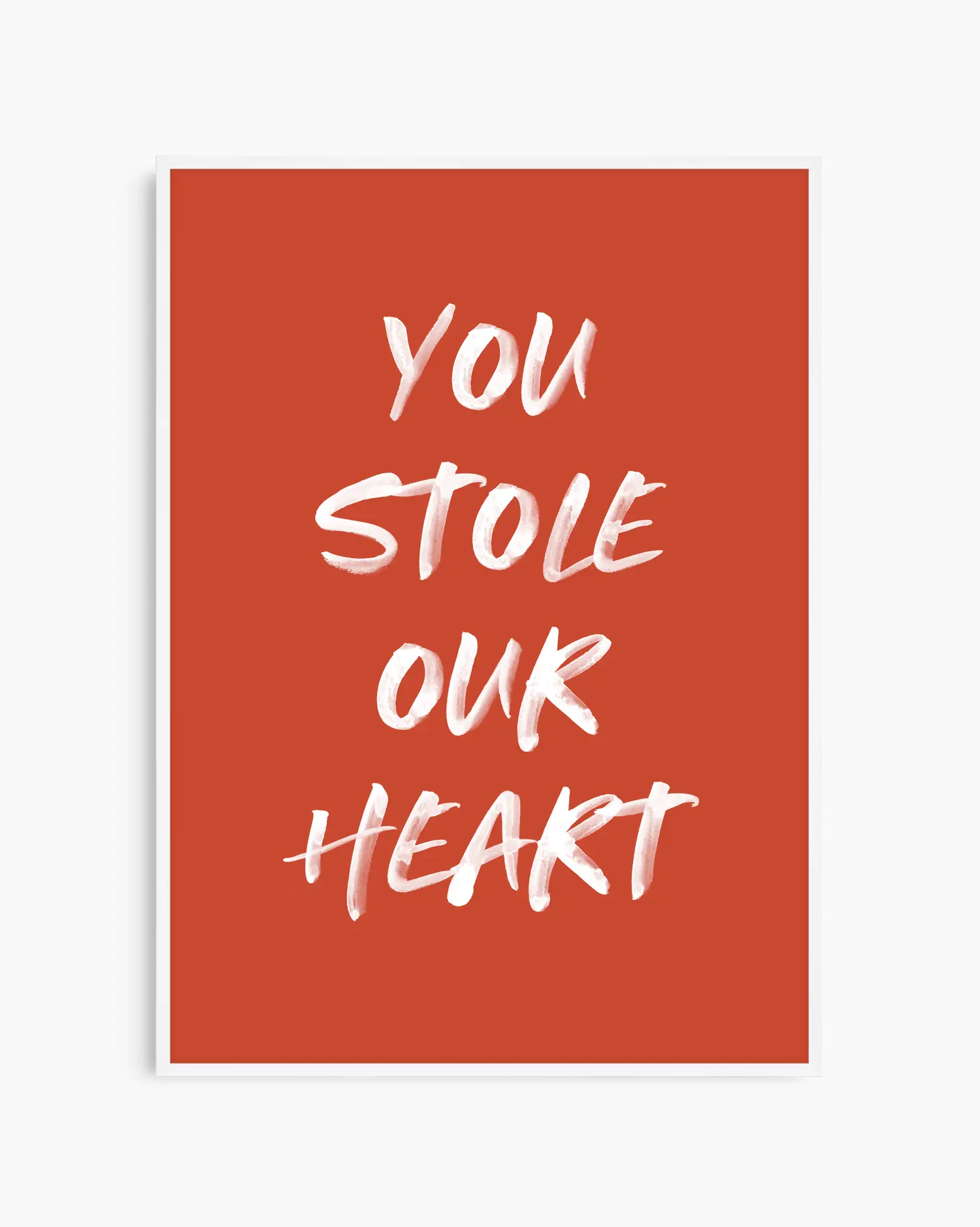 Barntavla med texten "You Stole Our Heart" i vit penselstil mot terrakotta bakgrund, inramad i vit träram. En mjuk och kärleksfull väggdekoration.