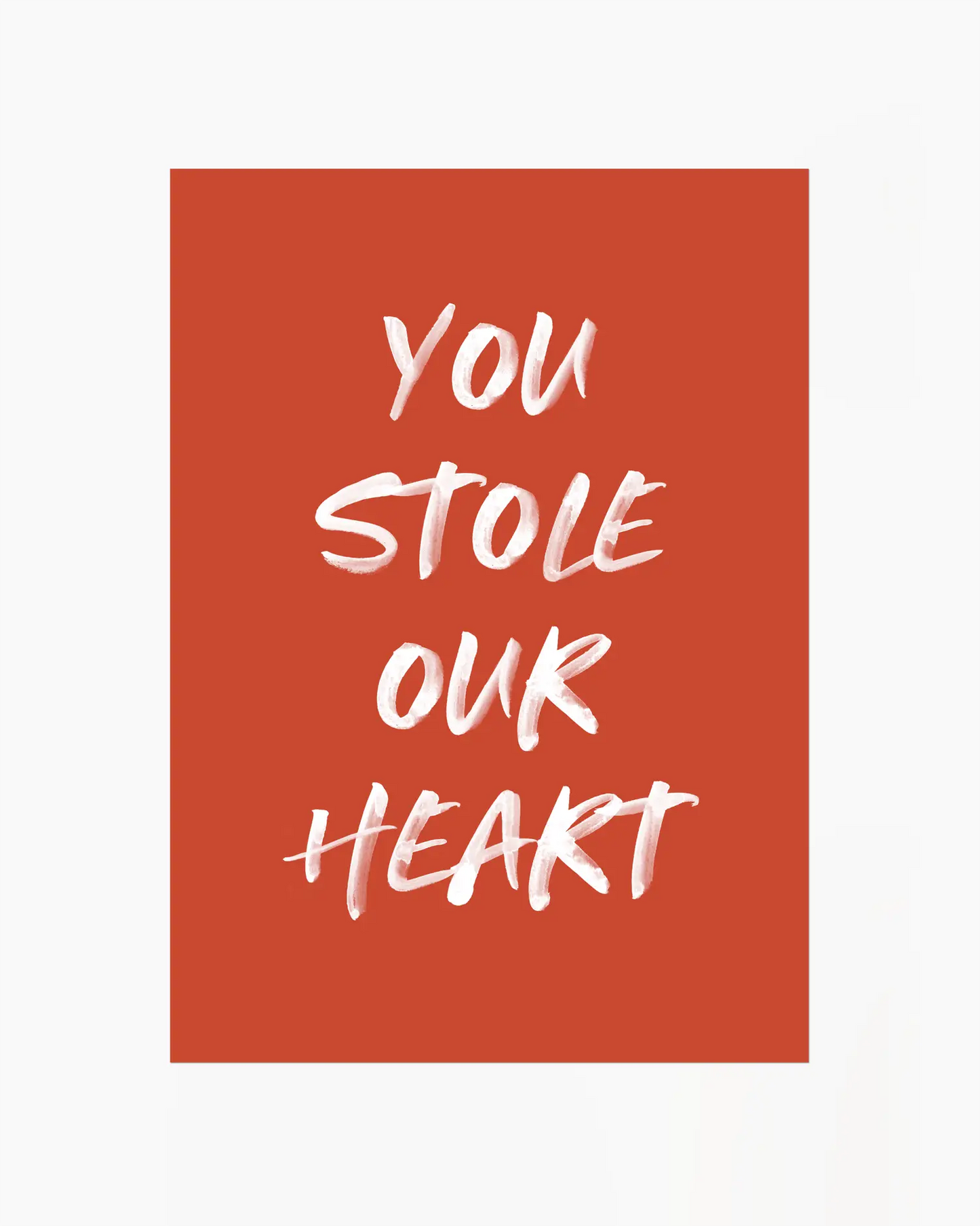 Barntavla med texten "You Stole Our Heart" i vit penselstil mot terrakotta bakgrund. En ren och känslofylld design som sprider värme.