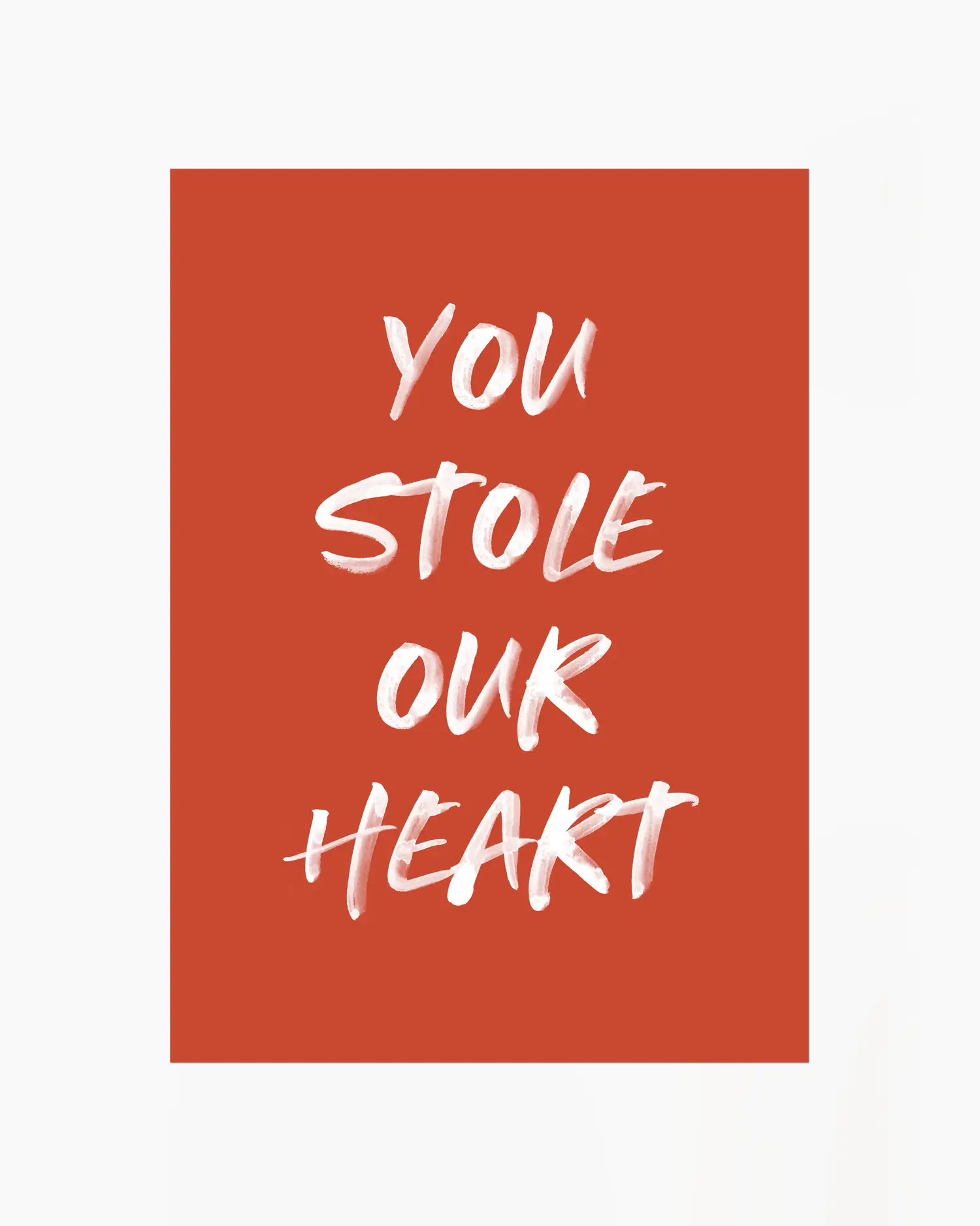Barntavla med texten "You Stole Our Heart" i vit penselstil mot terrakotta bakgrund. En ren och känslofylld design som sprider värme.