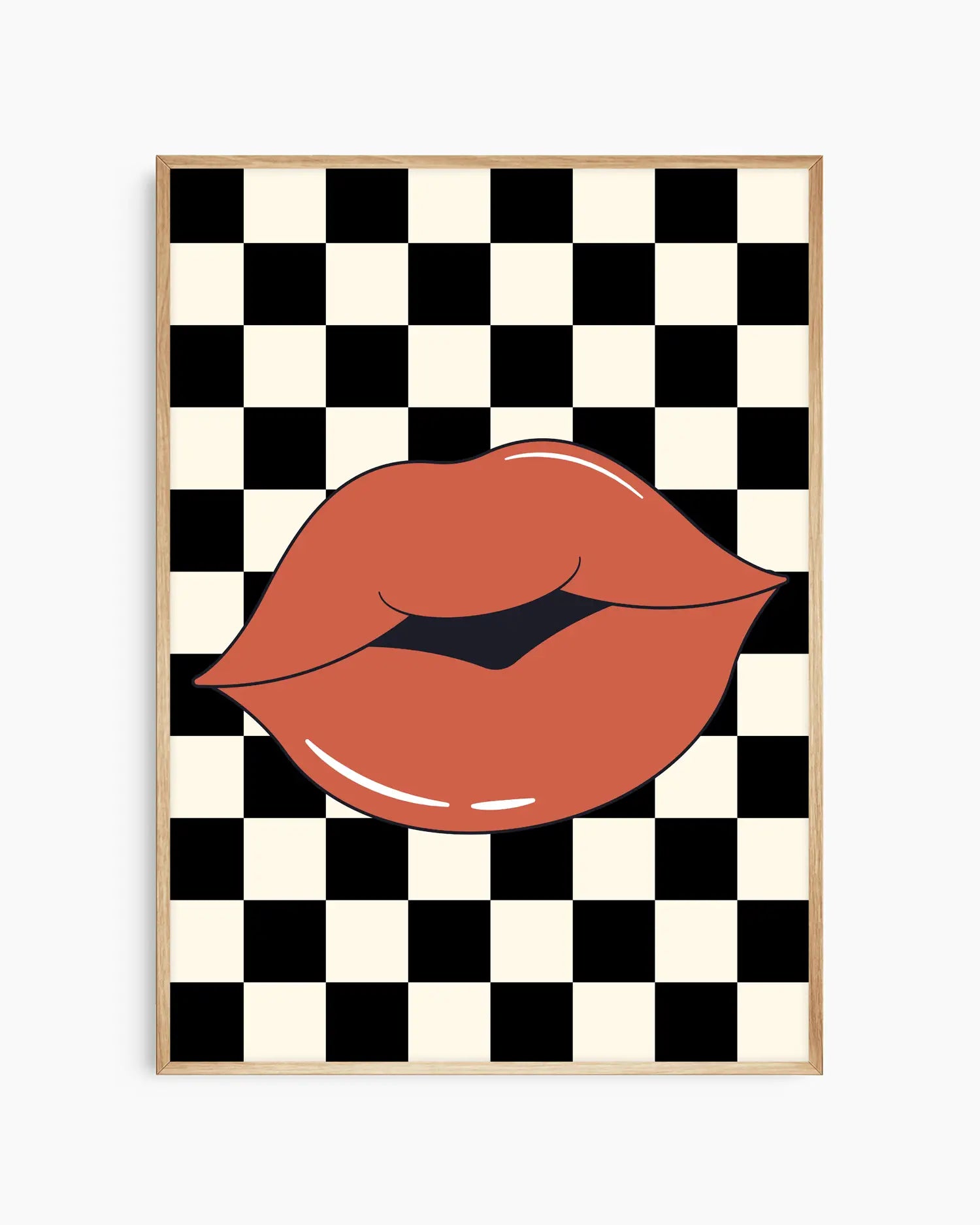 Barntavla med illustration av röda läppar mot svartvit schackrutig bakgrund, inramad i ekram. En modern design som kombinerar retro och pop-art.