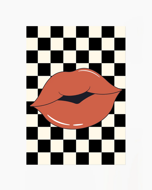 Barntavla med illustration av röda läppar mot svartvit schackrutig bakgrund. En tydlig och stilren design med popkulturell känsla.