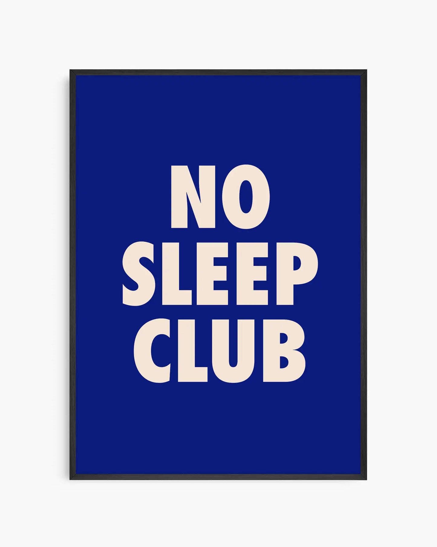 Barntavla med texten "No Sleep Club" i ljusrosa bokstäver mot mörkblå bakgrund, inramad i svart träram. En rolig och modern design med kontrastfulla färger.