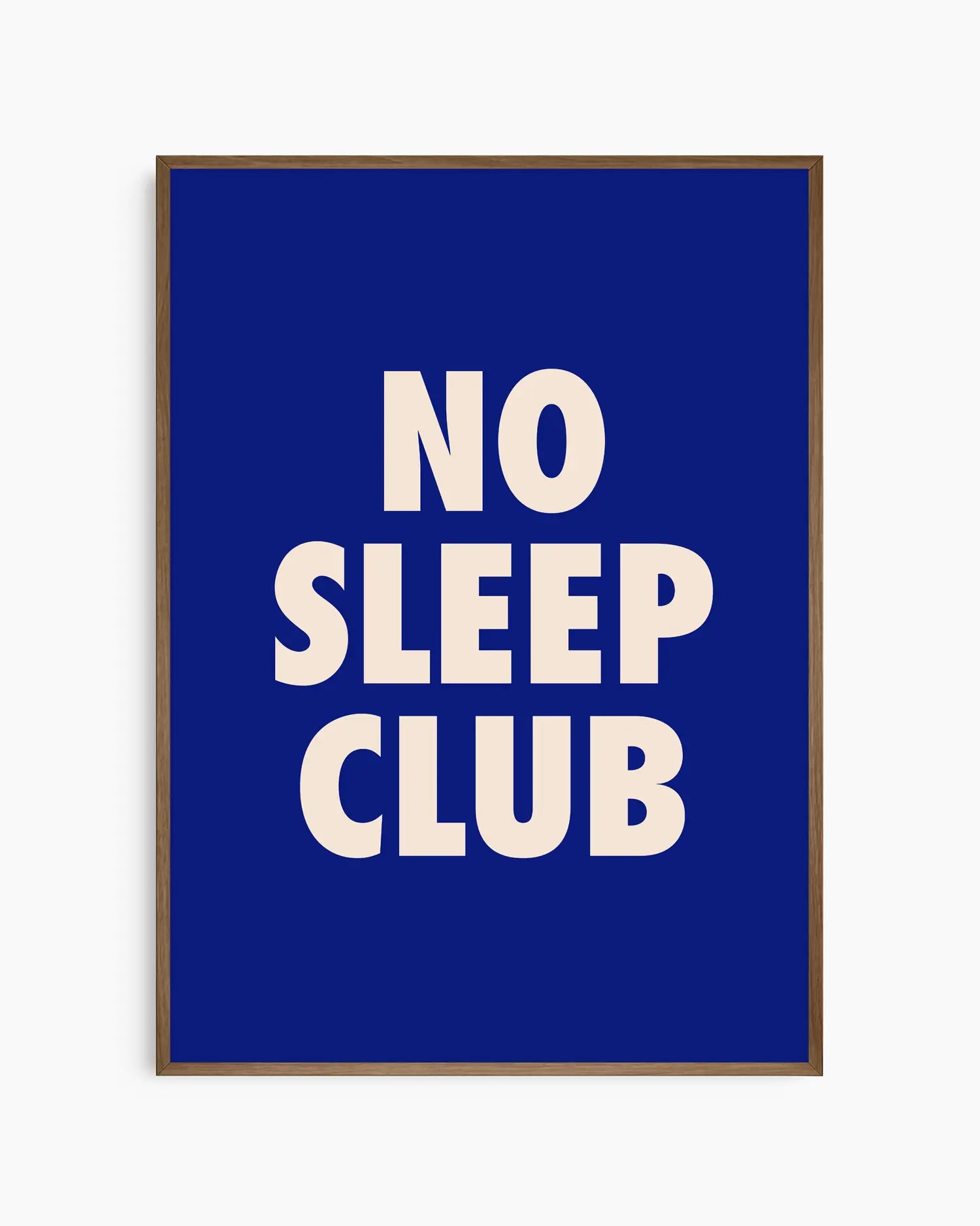 Barntavla med texten "No Sleep Club" i ljusrosa mot mörkblå bakgrund, inramad i mörk träram. En stilren och lekfull poster som passar både barn och föräldrar.