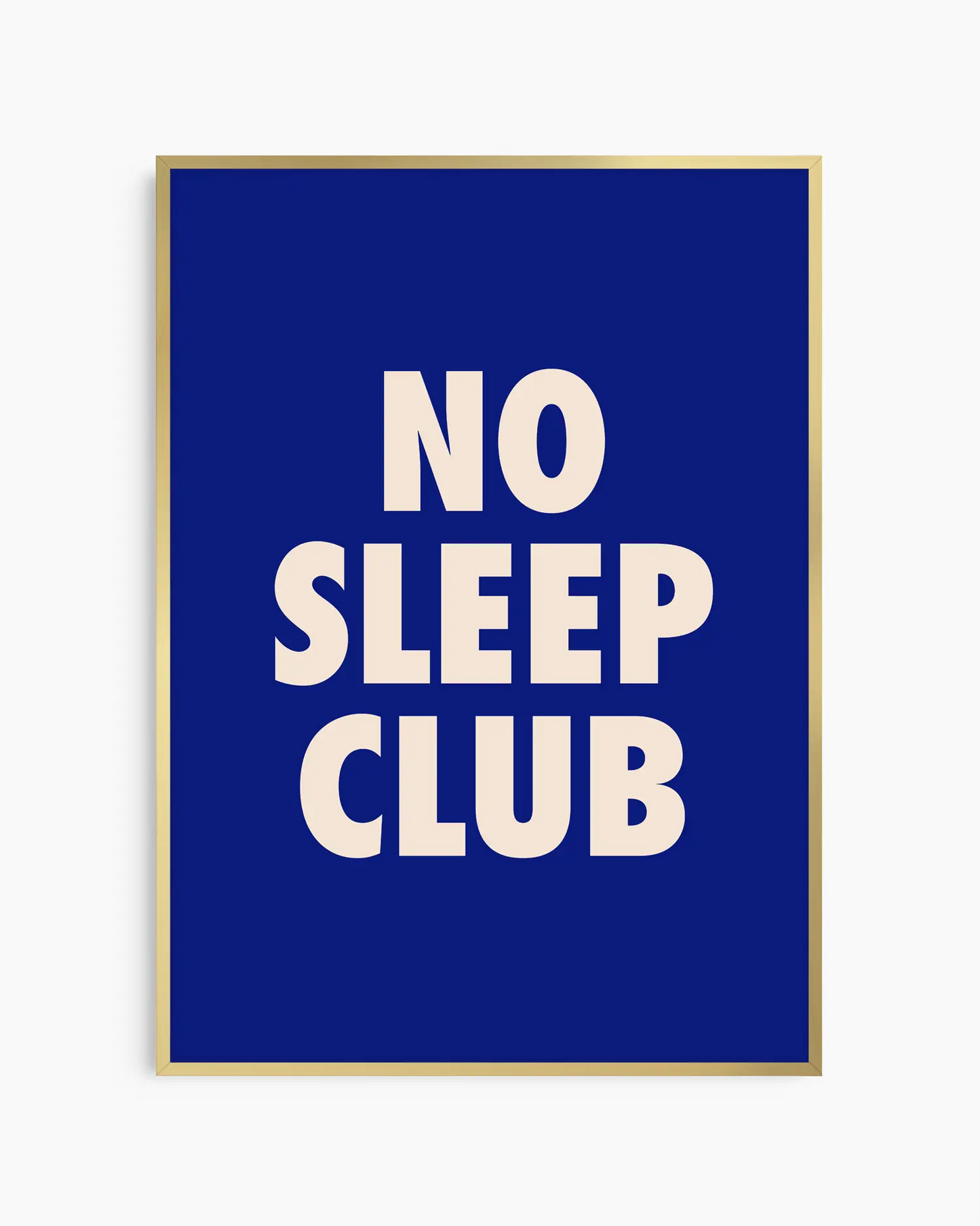 Barntavla med texten "No Sleep Club" i ljusrosa mot mörkblå bakgrund, inramad i guld aluminiumram. En elegant och humoristisk väggdetalj.