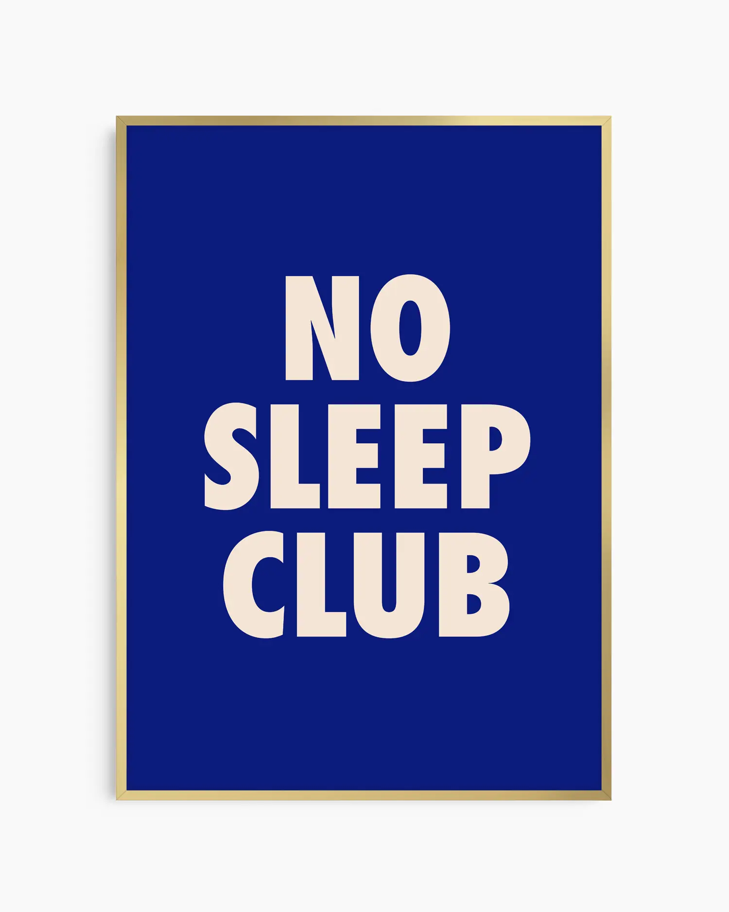 Barntavla med texten "No Sleep Club" i ljusrosa mot mörkblå bakgrund, inramad i guld aluminiumram. En elegant och humoristisk väggdetalj.