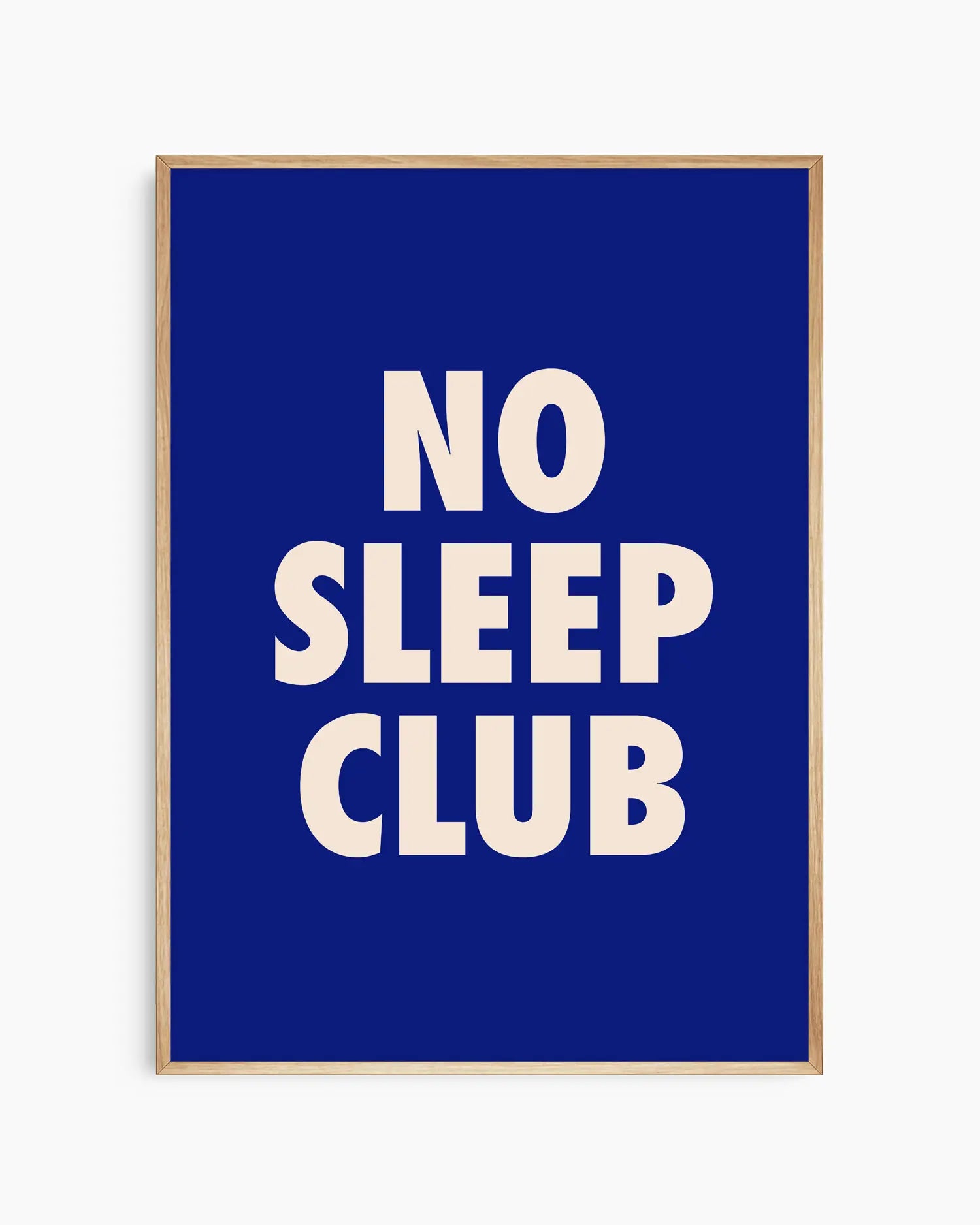 Barntavla med texten "No Sleep Club" i ljusrosa mot mörkblå bakgrund, inramad i ekram. En modern och varm design som sticker ut.