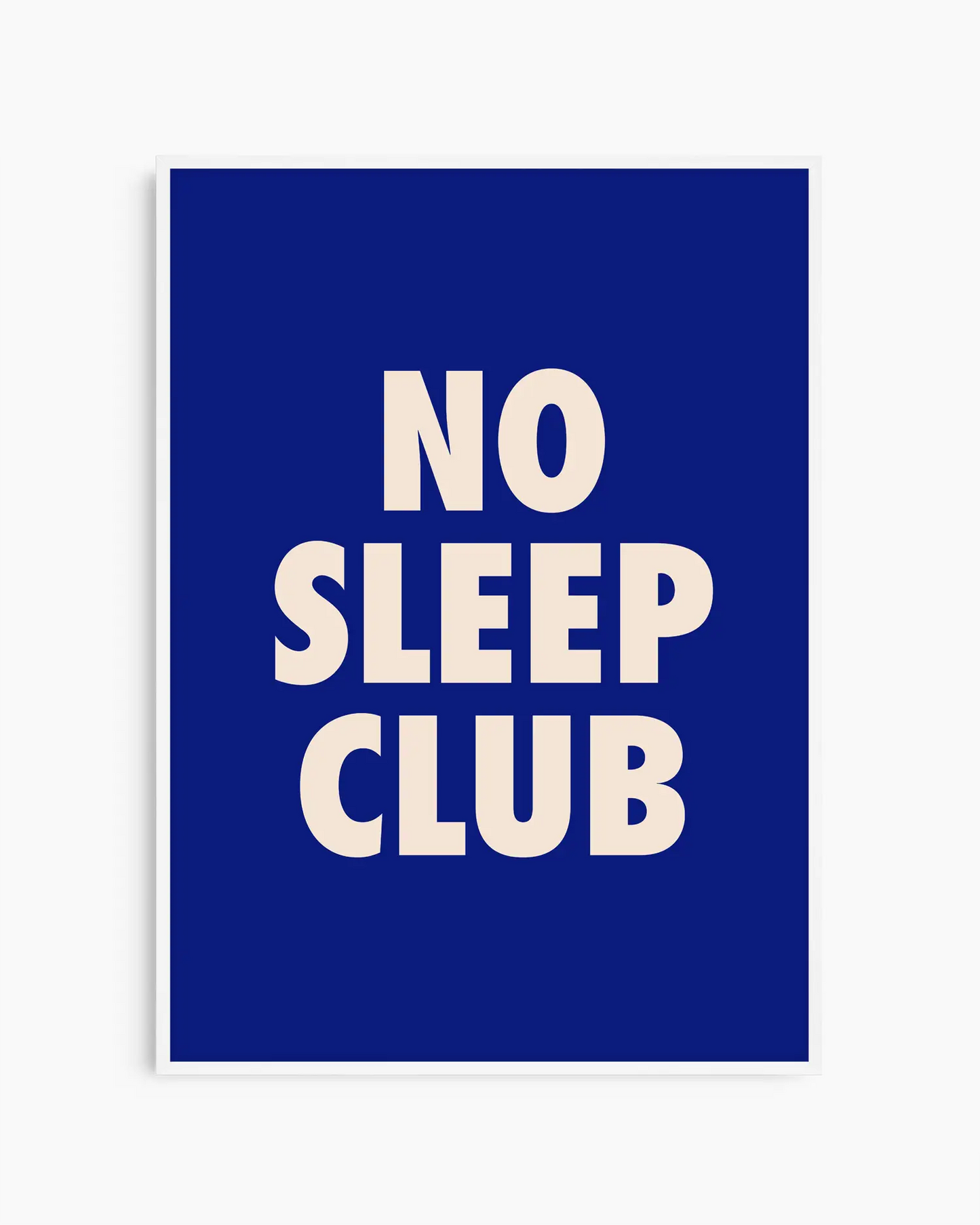 Barntavla med texten "No Sleep Club" i ljusrosa mot mörkblå bakgrund, inramad i vit träram. En lekfull och stilfull inredningsdetalj för barnrum eller sovrum.
