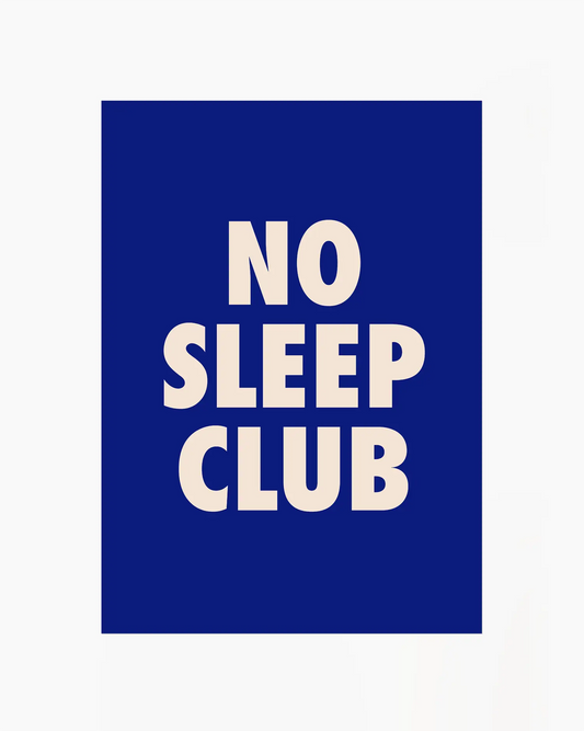 Barntavla med texten "No Sleep Club" i ljusrosa bokstäver mot mörkblå bakgrund. En tydlig och färgstark design med lekfull attityd.