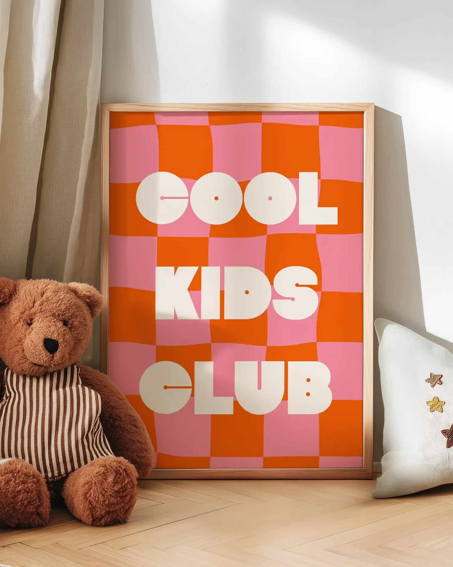 Barntavla med texten "Cool Kids Club" lutad mot vägg bredvid en nalle. En färgglad och glad scen som passar perfekt i ett lekfullt barnrum.