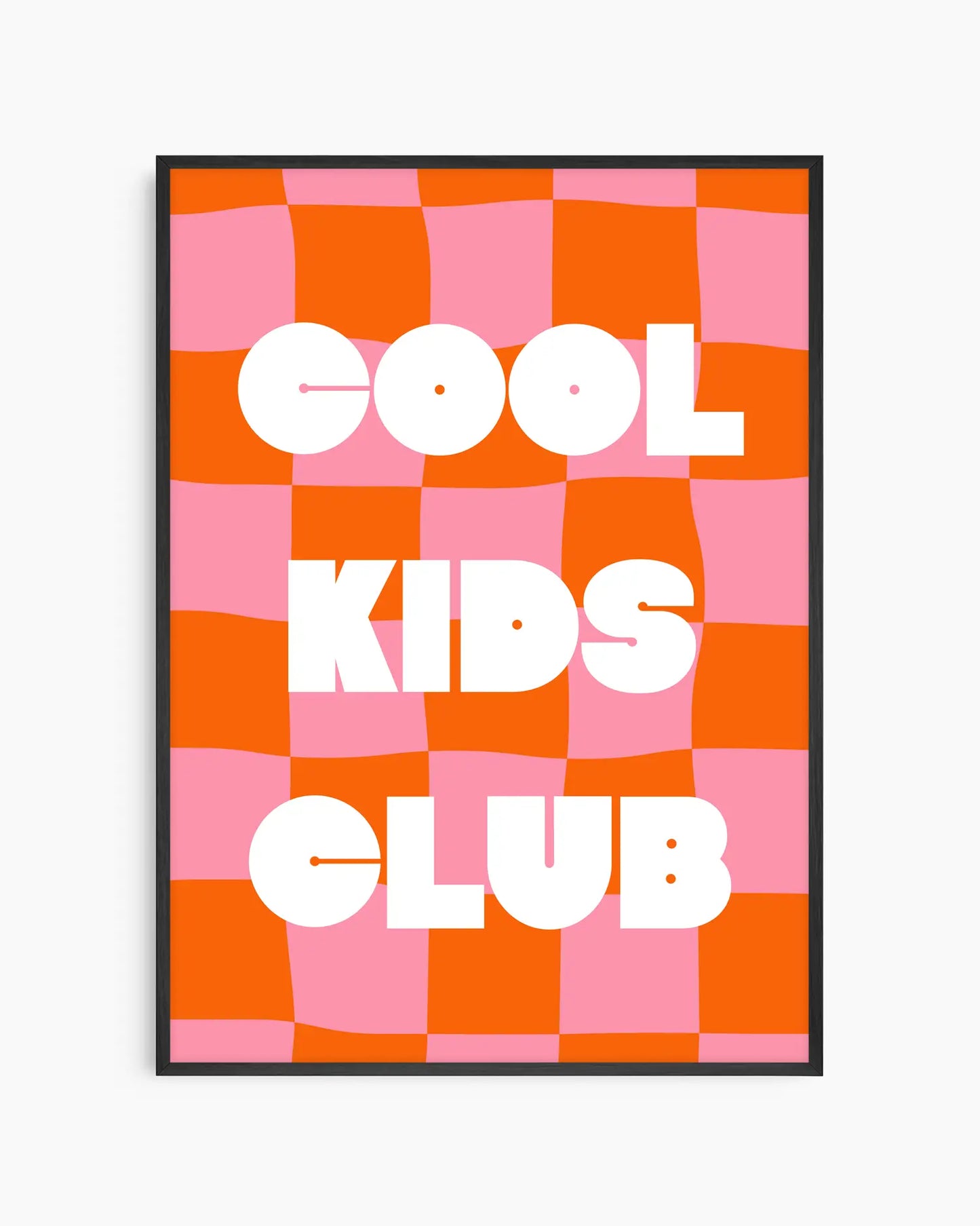Barntavla med texten "Cool Kids Club" i vit text mot röd- och rosa rutigt mönster, inramad i svart träram. En färgstark och trendig design med retrovibbar.