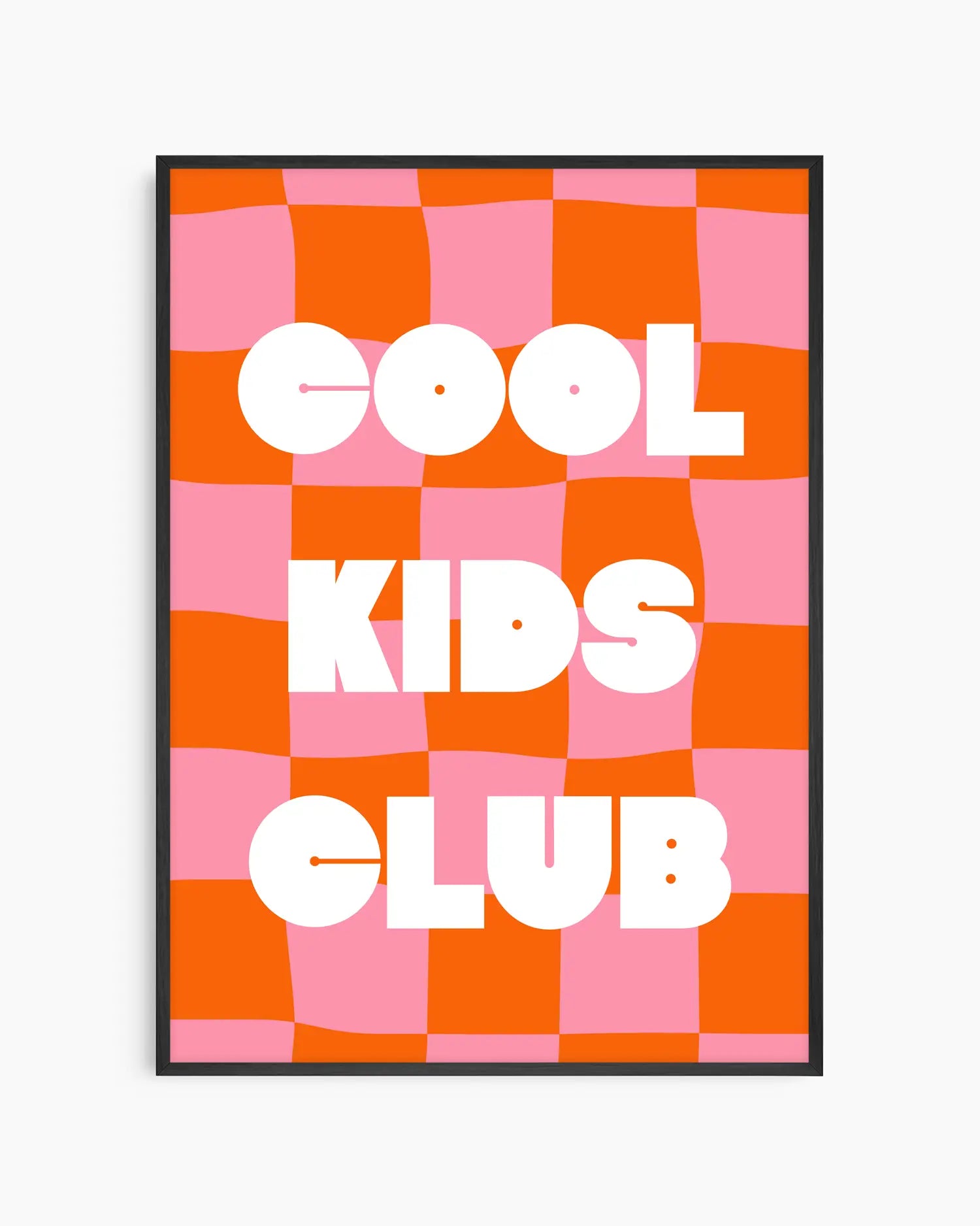Barntavla med texten "Cool Kids Club" i vit text mot röd- och rosa rutigt mönster, inramad i svart träram. En färgstark och trendig design med retrovibbar.