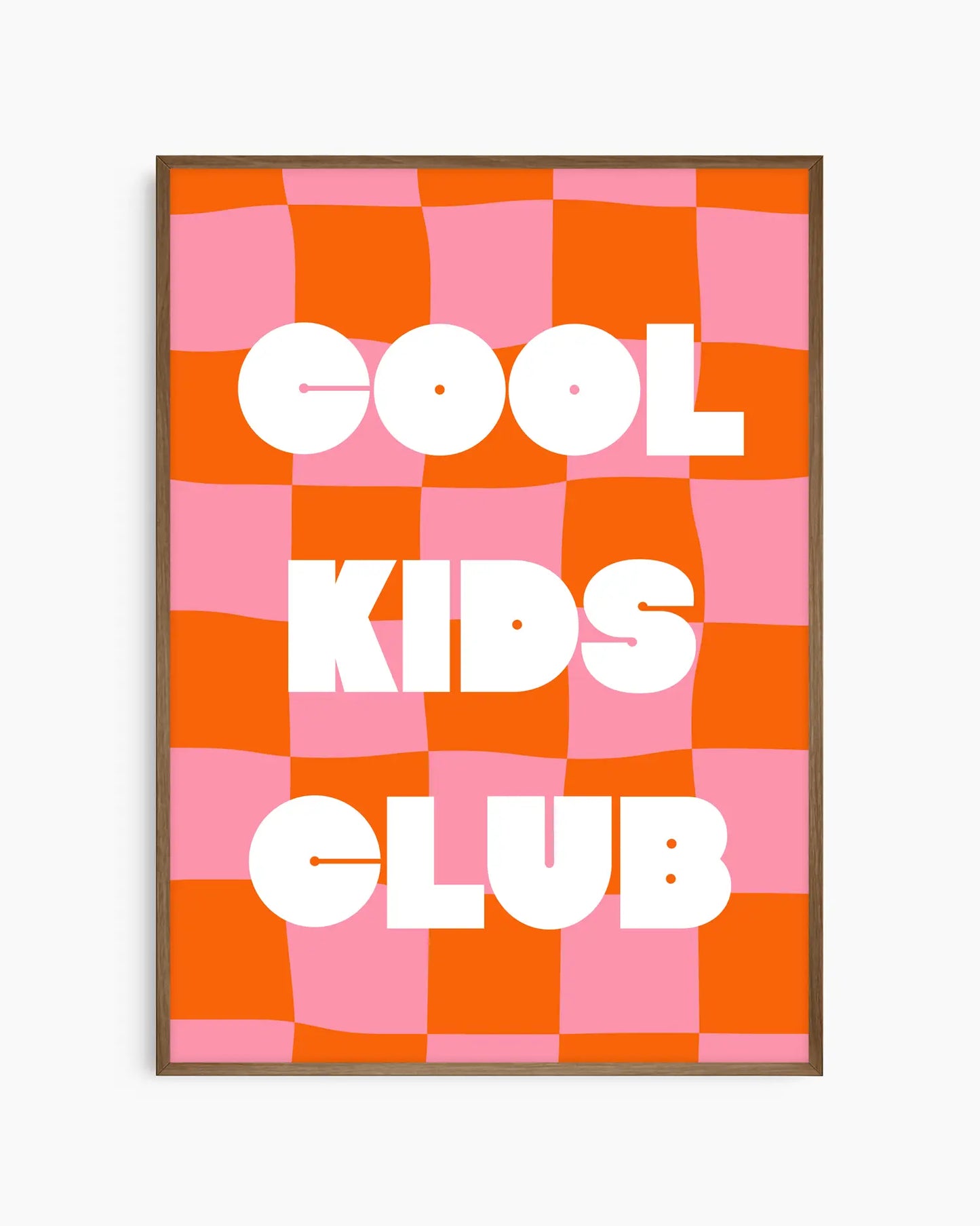 Barntavla med texten "Cool Kids Club" i vitt mot röd- och rosa rutigt mönster, inramad i mörk träram. En varm och lekfull väggdekoration som sprider energi.