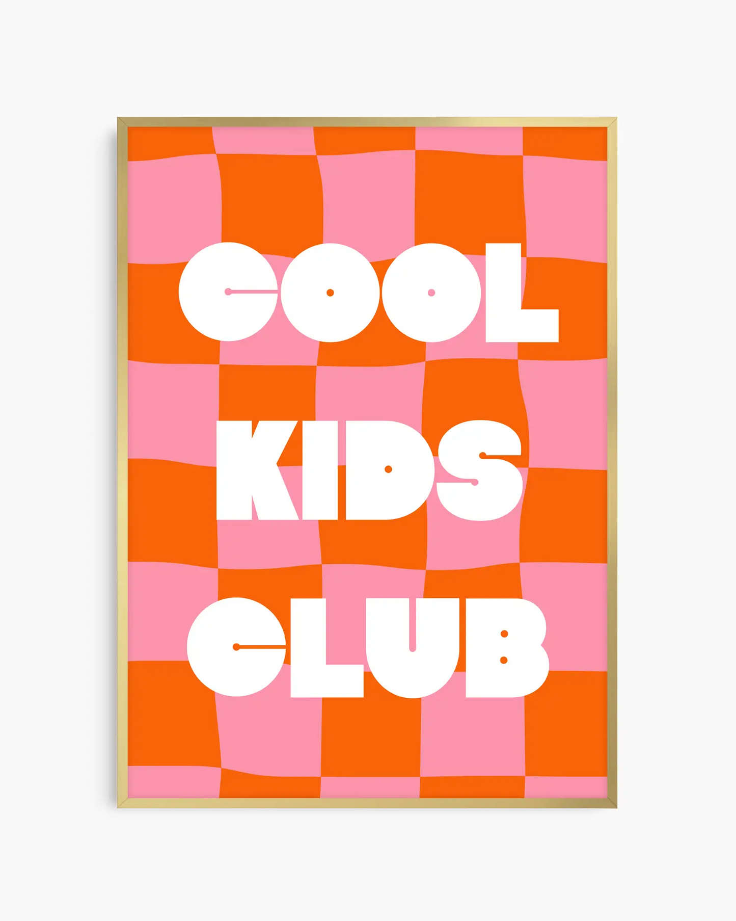 Barntavla med vit text "Cool Kids Club" mot färgstarkt rutigt mönster i rött och rosa, inramad i guld aluminiumram. En livlig och charmig inredningsdetalj.