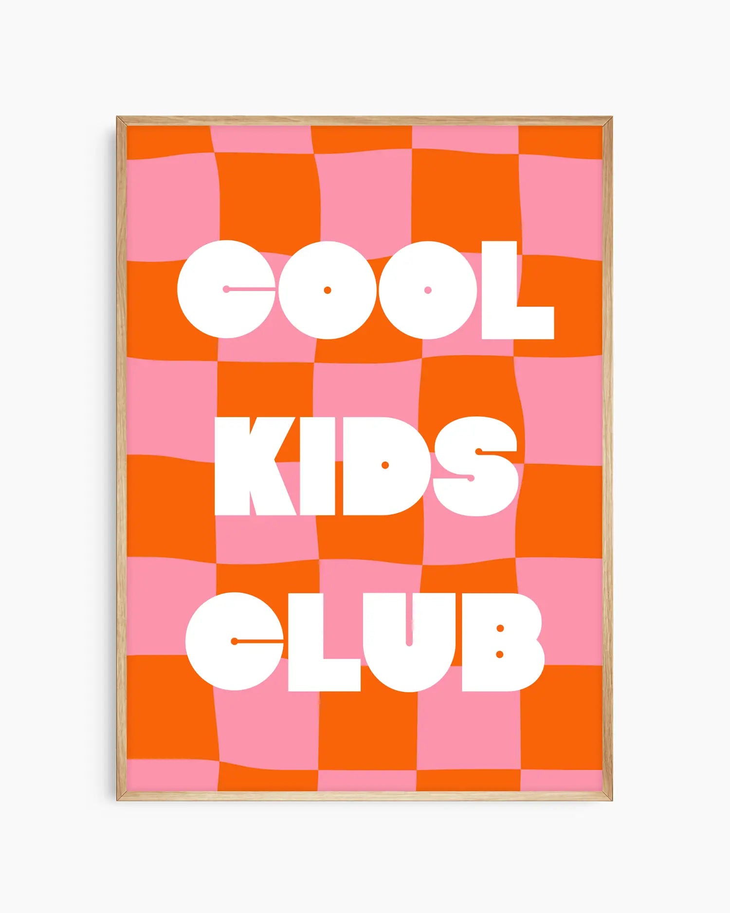 Barntavla med vit text "Cool Kids Club" mot röd- och rosa rutigt mönster, inramad i ekram. En modern och skandinavisk design med lekfull ton.