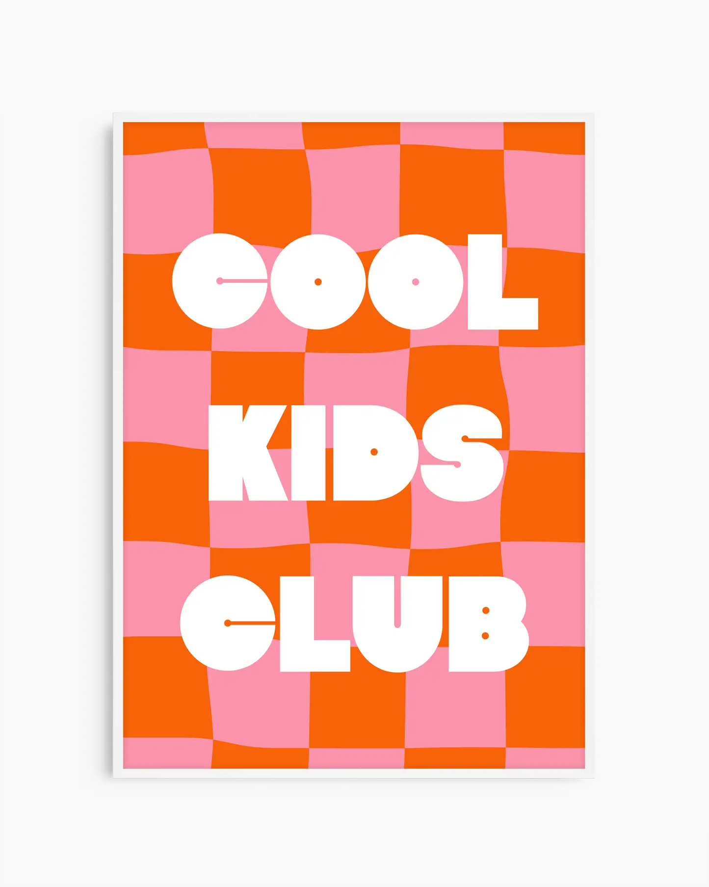 Barntavla med vit text "Cool Kids Club" mot röd- och rosa rutigt mönster, inramad i vit träram. En glad och energifylld detalj som lyser upp barnrummet.