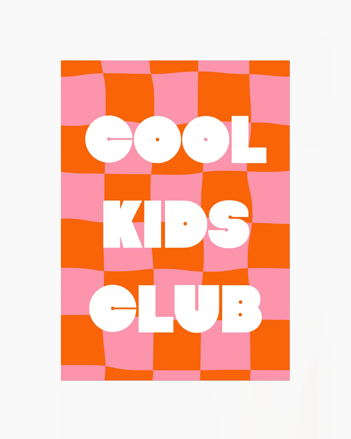 Barntavla med vit text "Cool Kids Club" mot rutigt röd- och rosa mönster. En retroinspirerad design som sprider positiv energi.