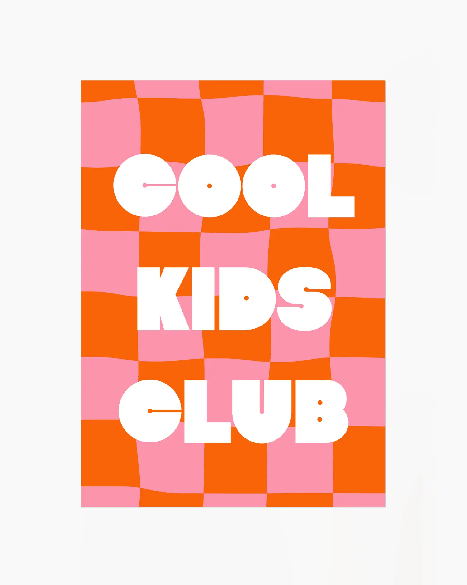 Barntavla med vit text "Cool Kids Club" mot rutigt röd- och rosa mönster. En retroinspirerad design som sprider positiv energi.
