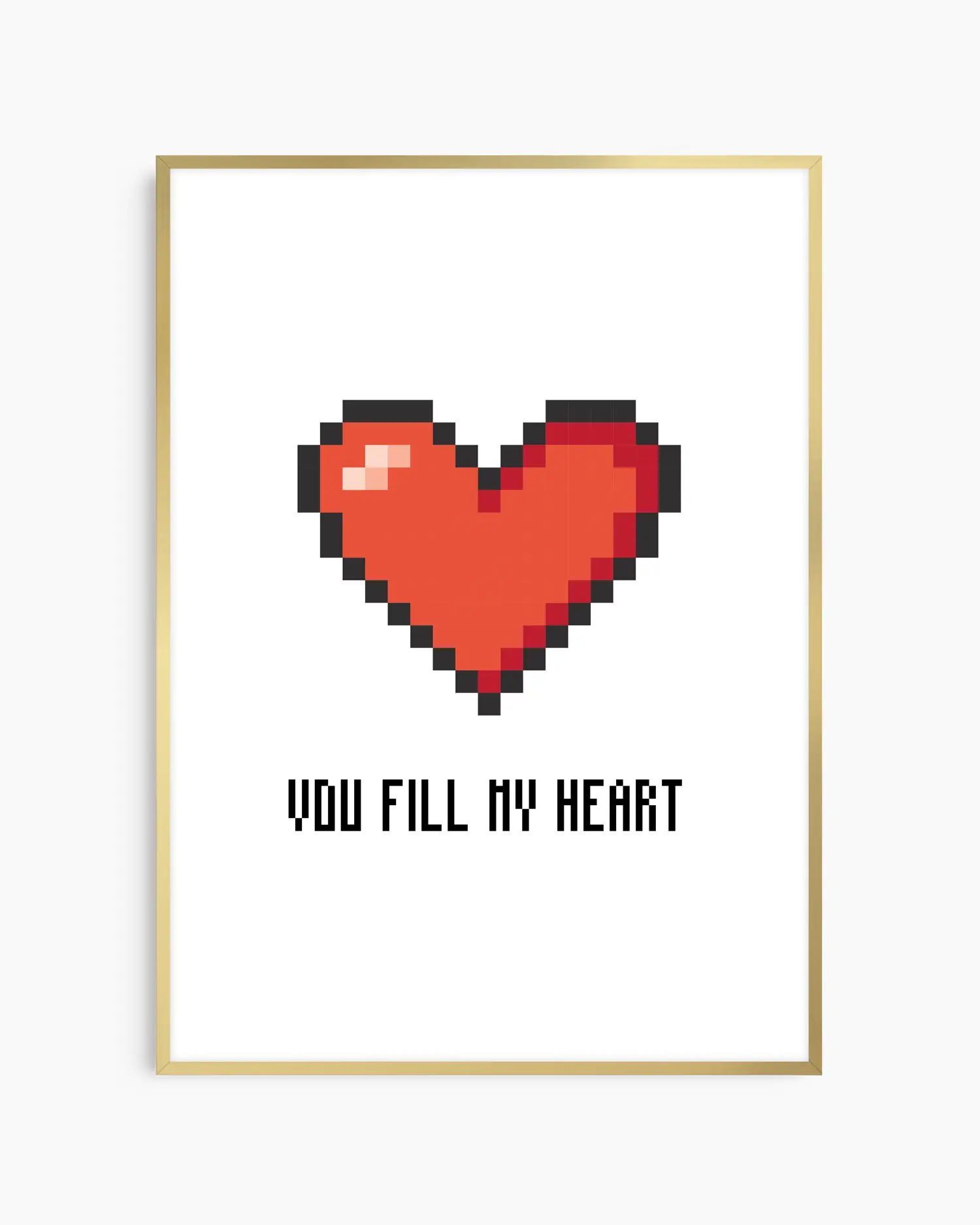 Barntavla med pixlat rött hjärta och texten "YOU FILL MY HEART" mot vit bakgrund, inramad i guld aluminiumram. En modern och lekfull väggdekoration med retrokänsla.